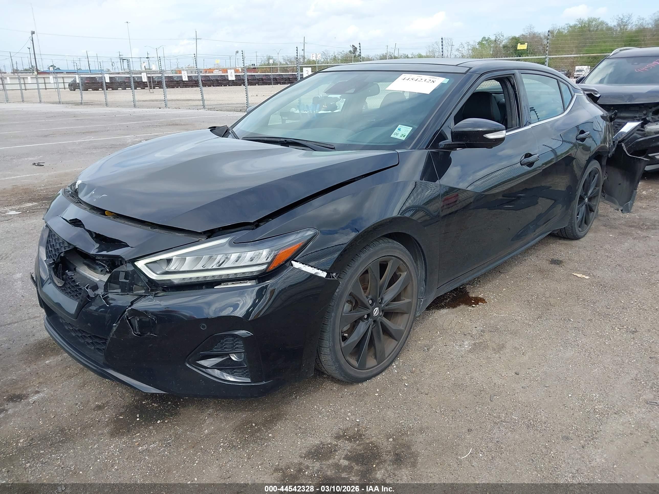 NISSAN MAXIMA image 2
