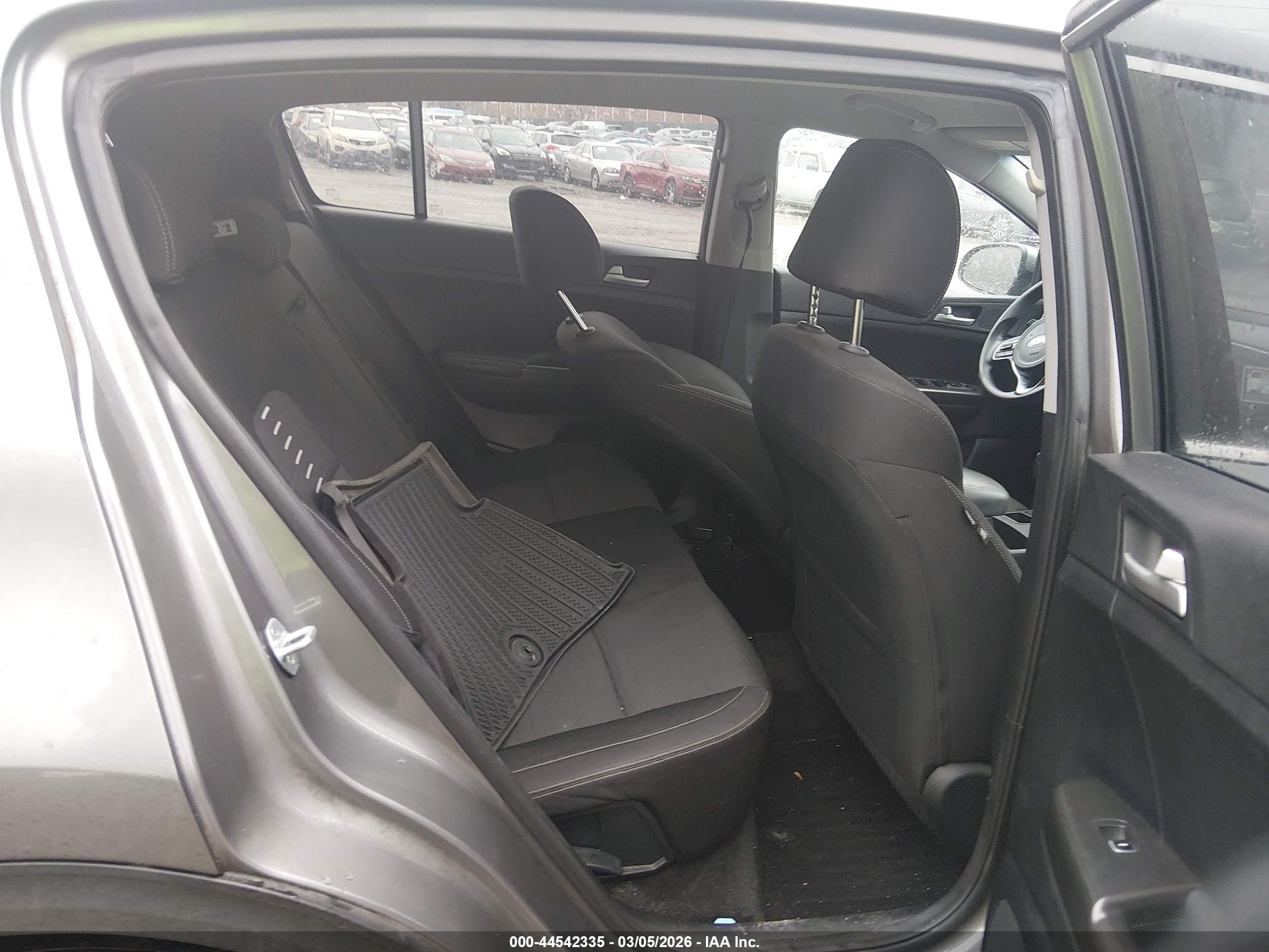 KIA SPORTAGE image 8