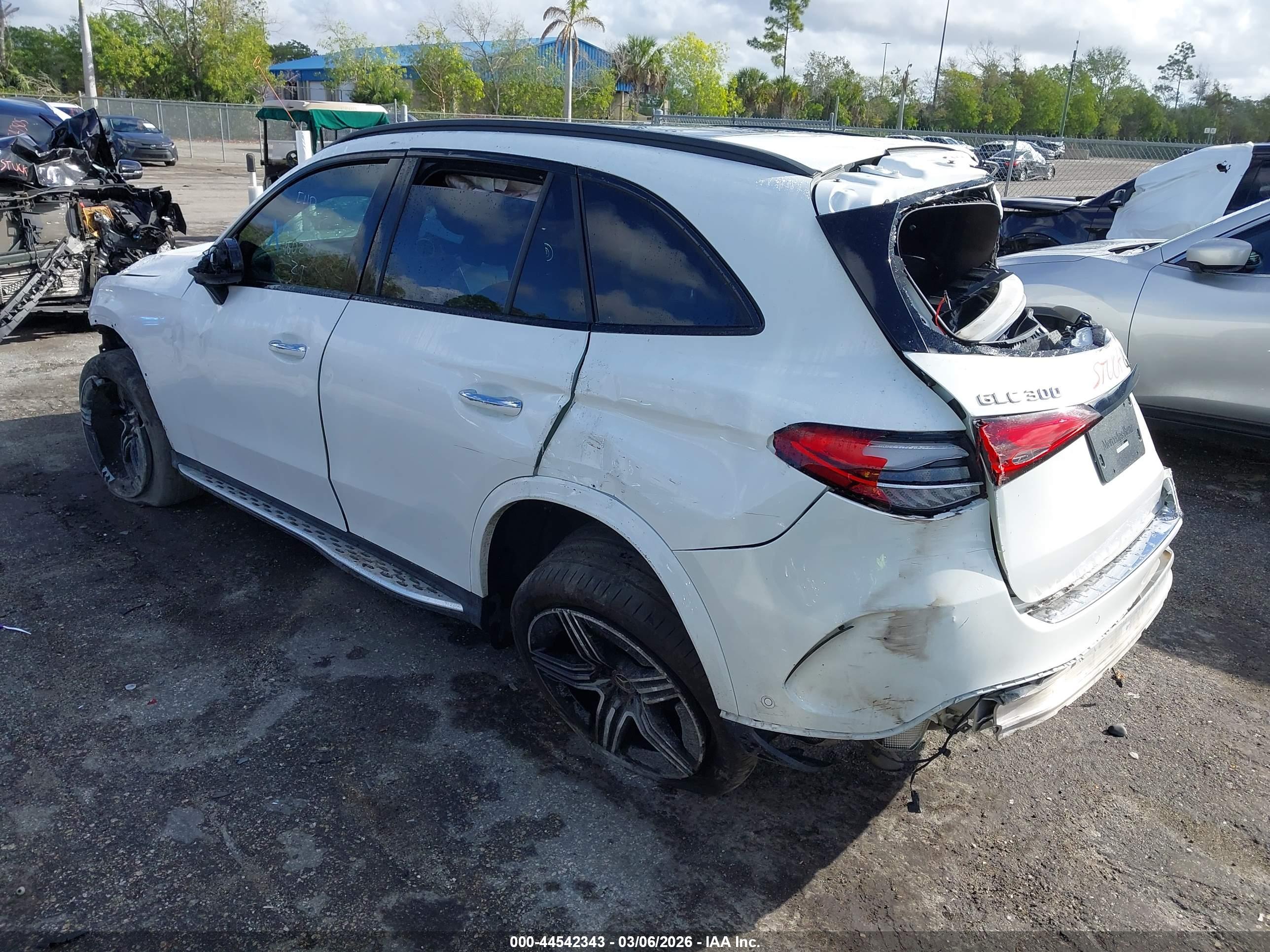 MERCEDES-BENZ GLC image 3