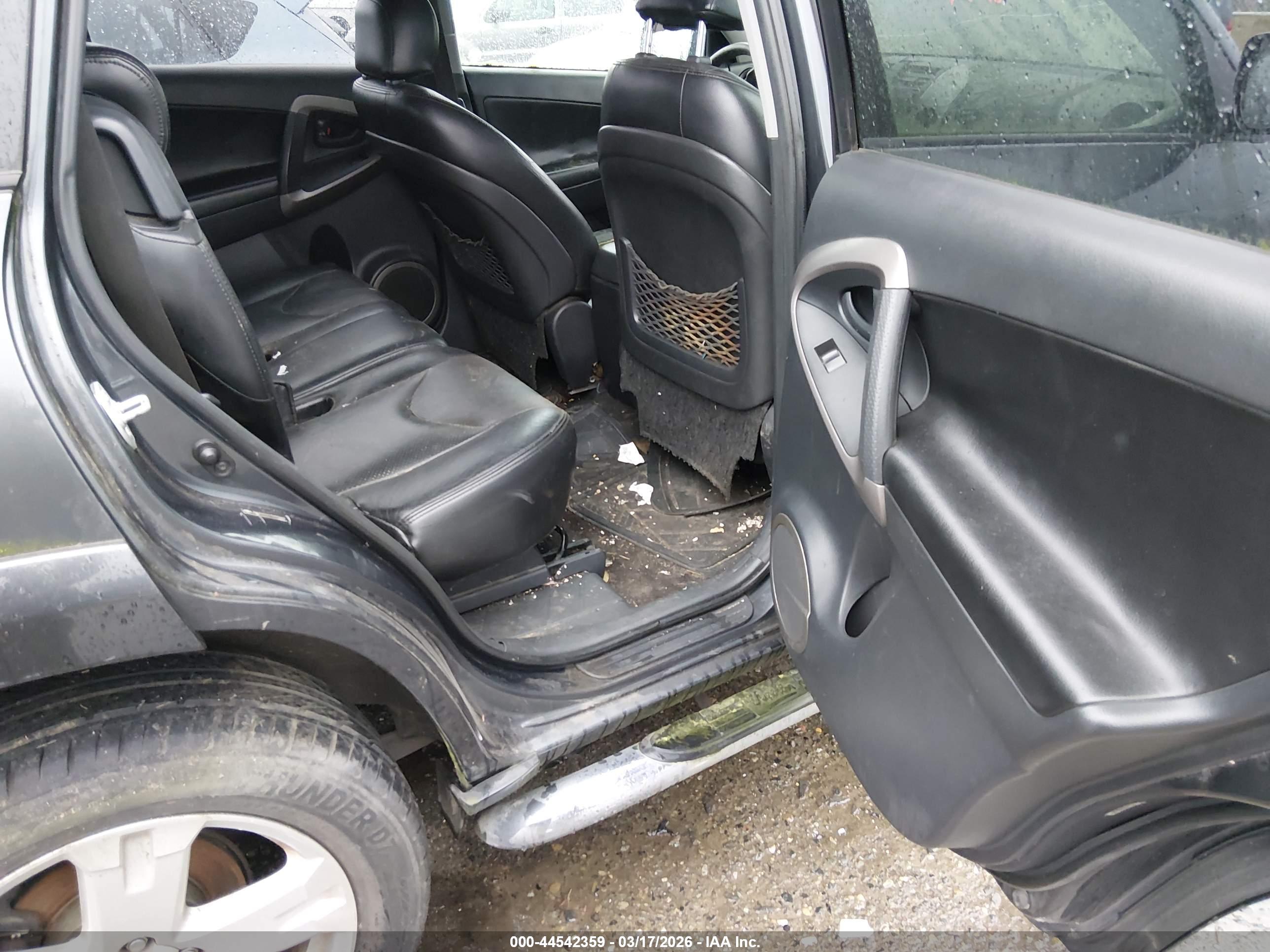 TOYOTA RAV4 image 8