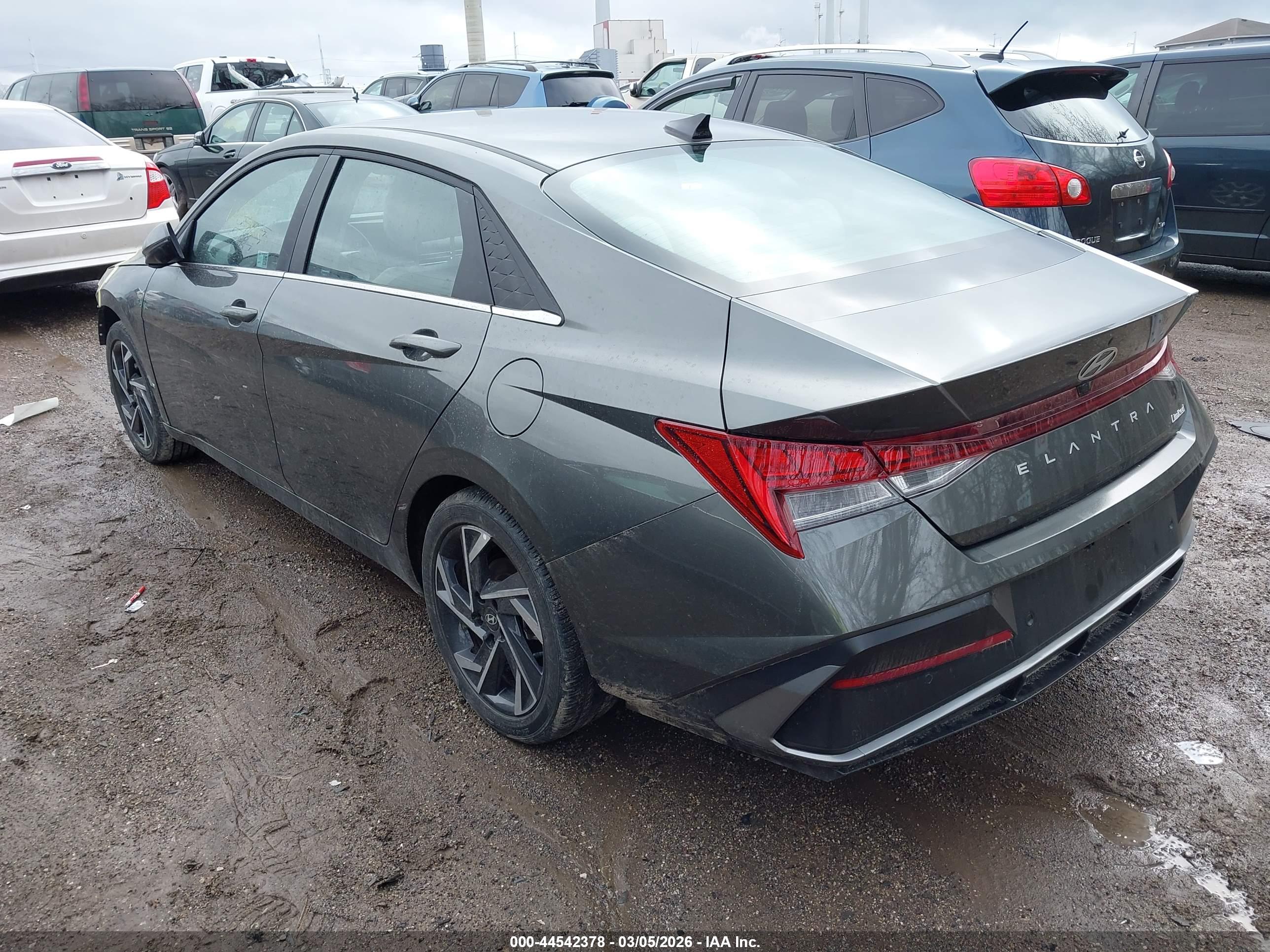 HYUNDAI ELANTRA image 3