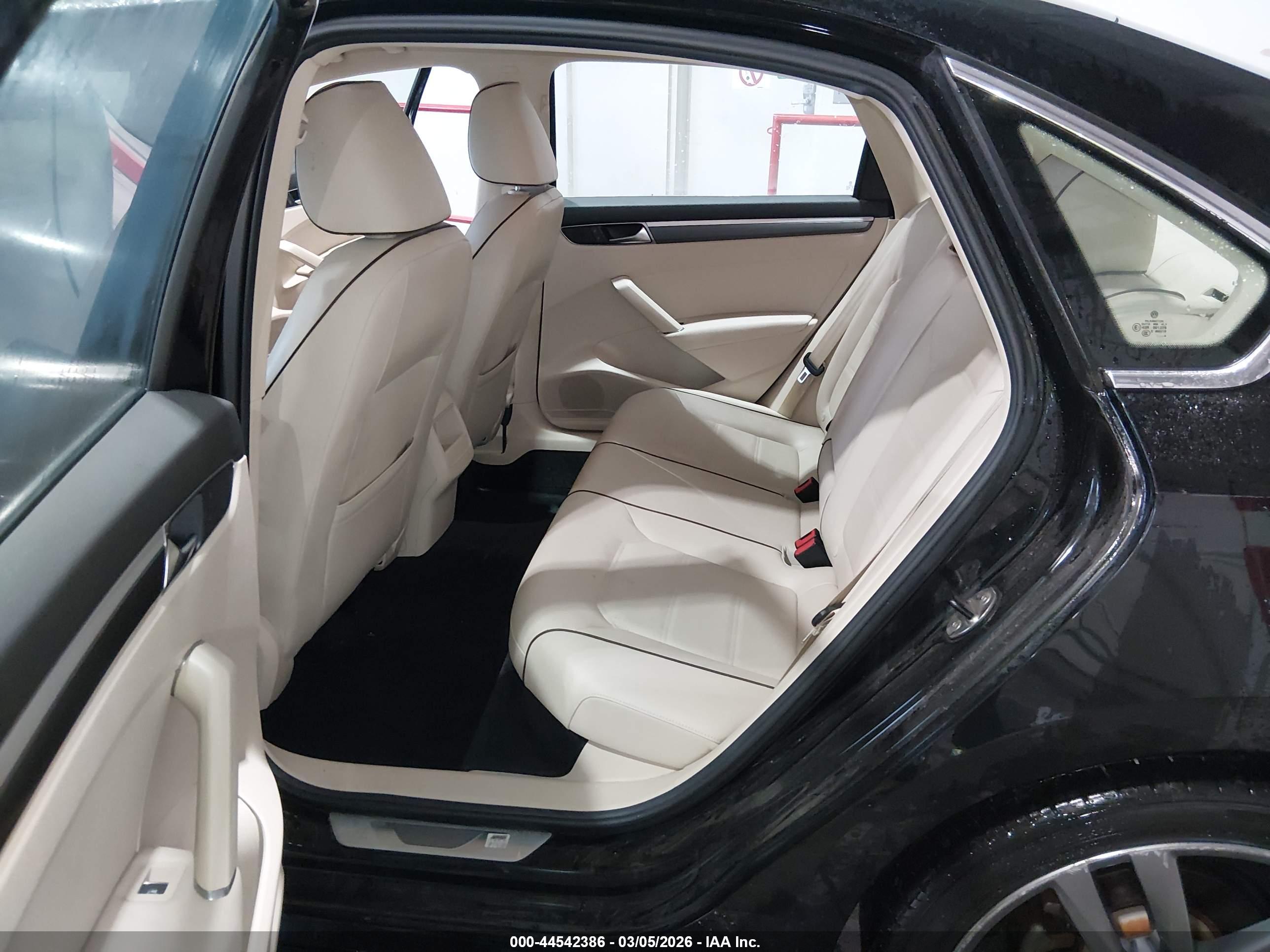 VOLKSWAGEN PASSAT image 8