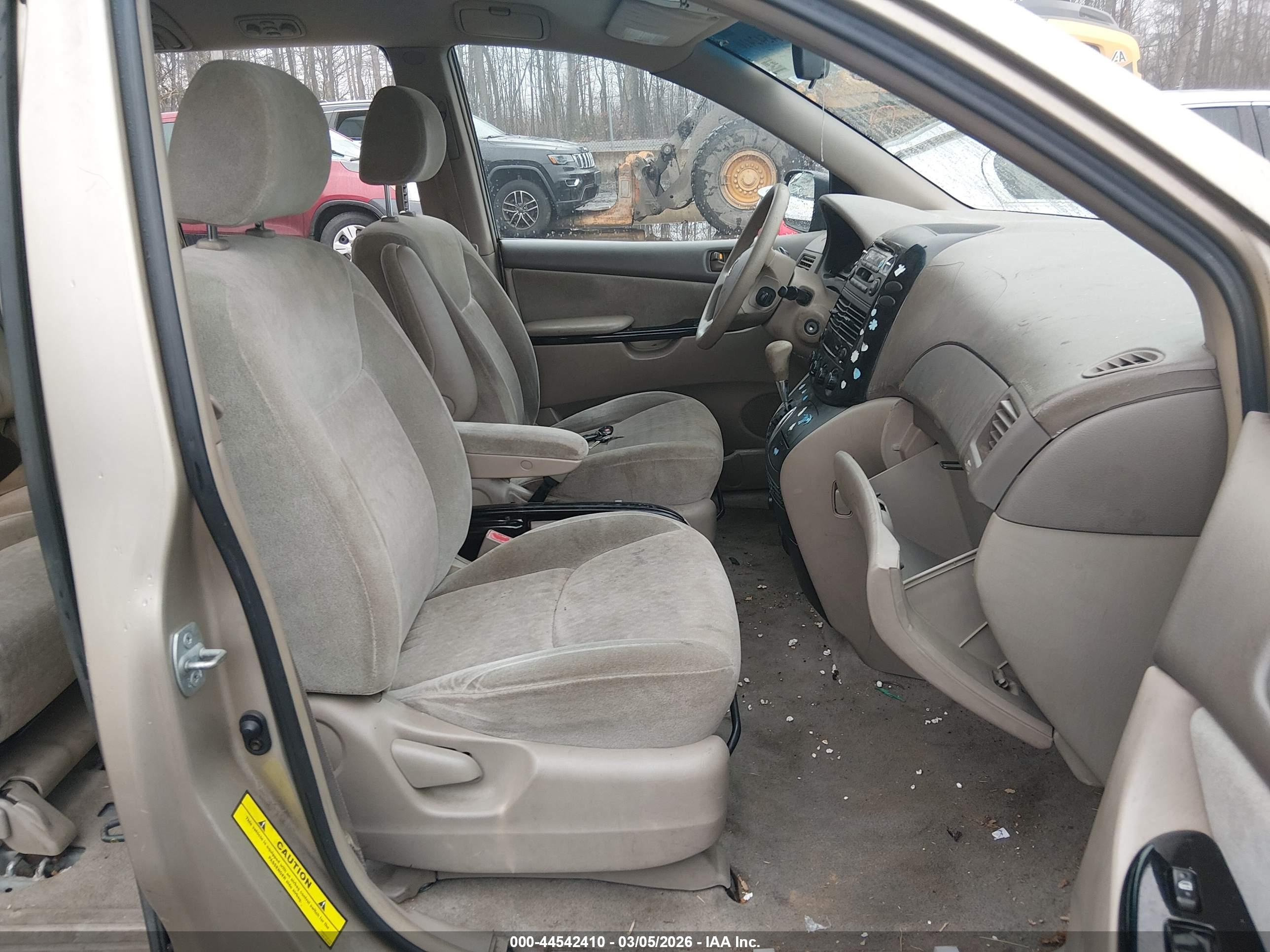 TOYOTA SIENNA image 5
