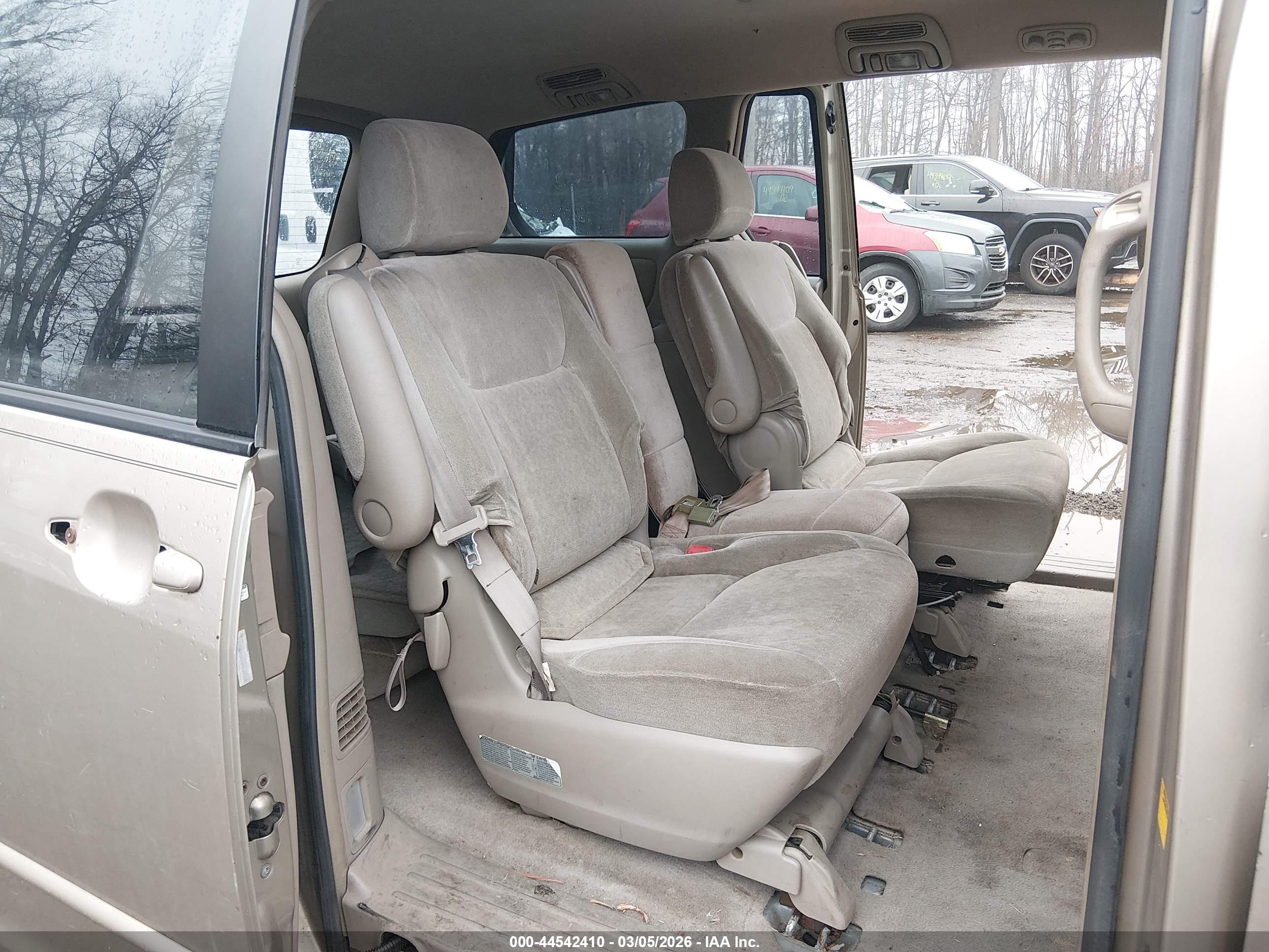 TOYOTA SIENNA image 8