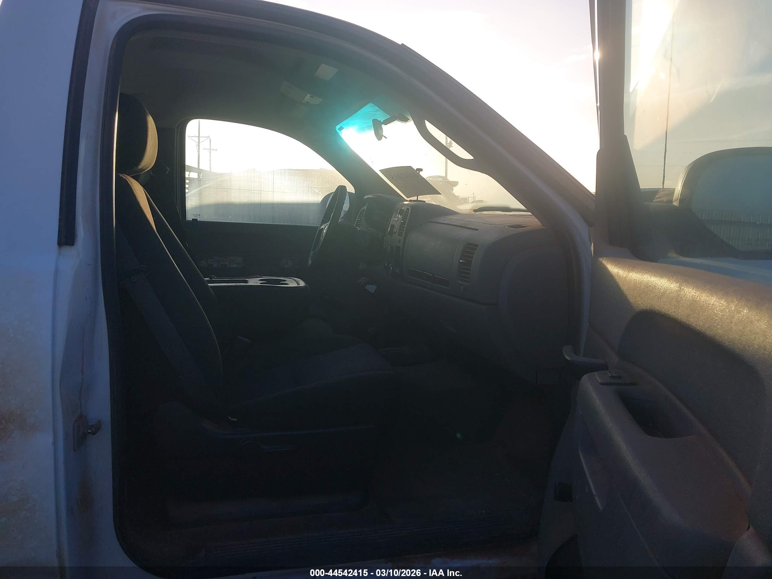 CHEVROLET SILVERADO image 5