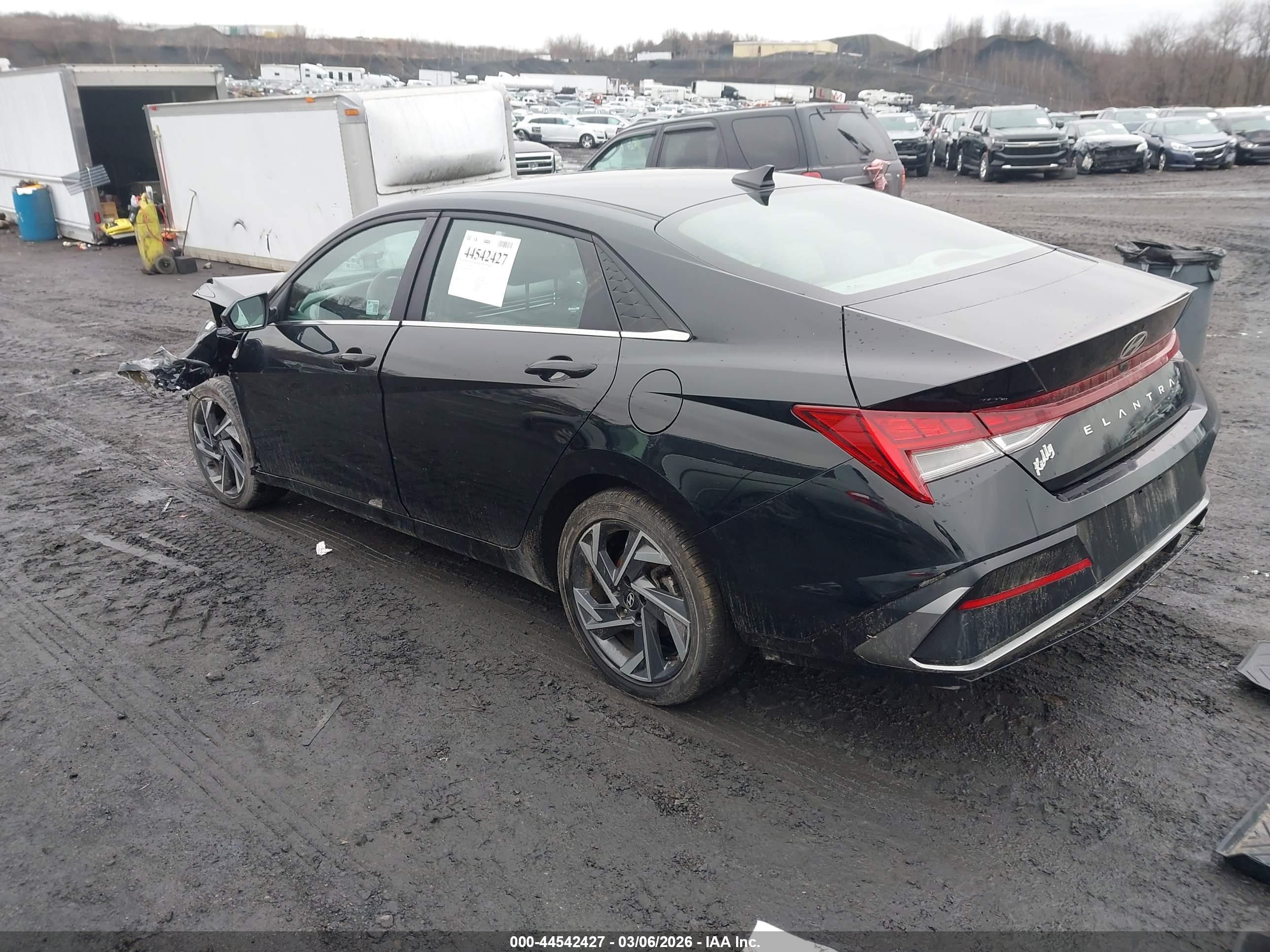 HYUNDAI ELANTRA image 3