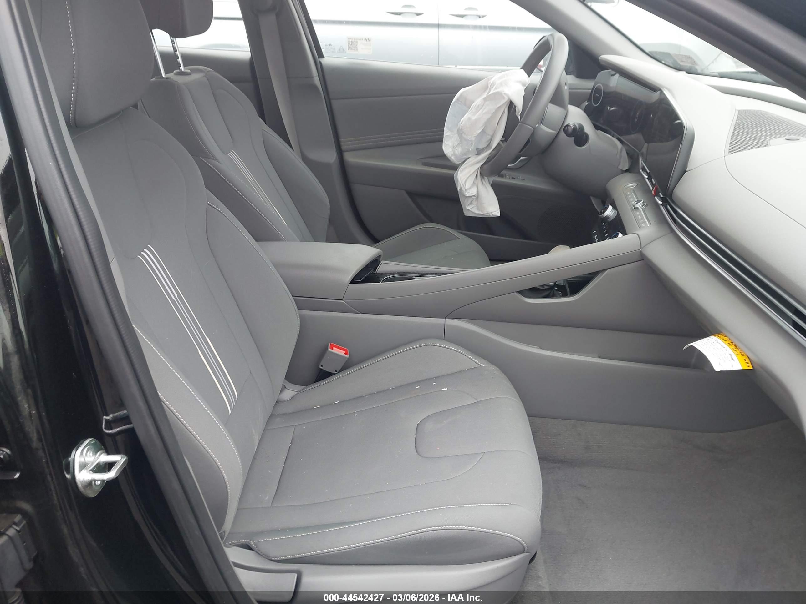 HYUNDAI ELANTRA image 5