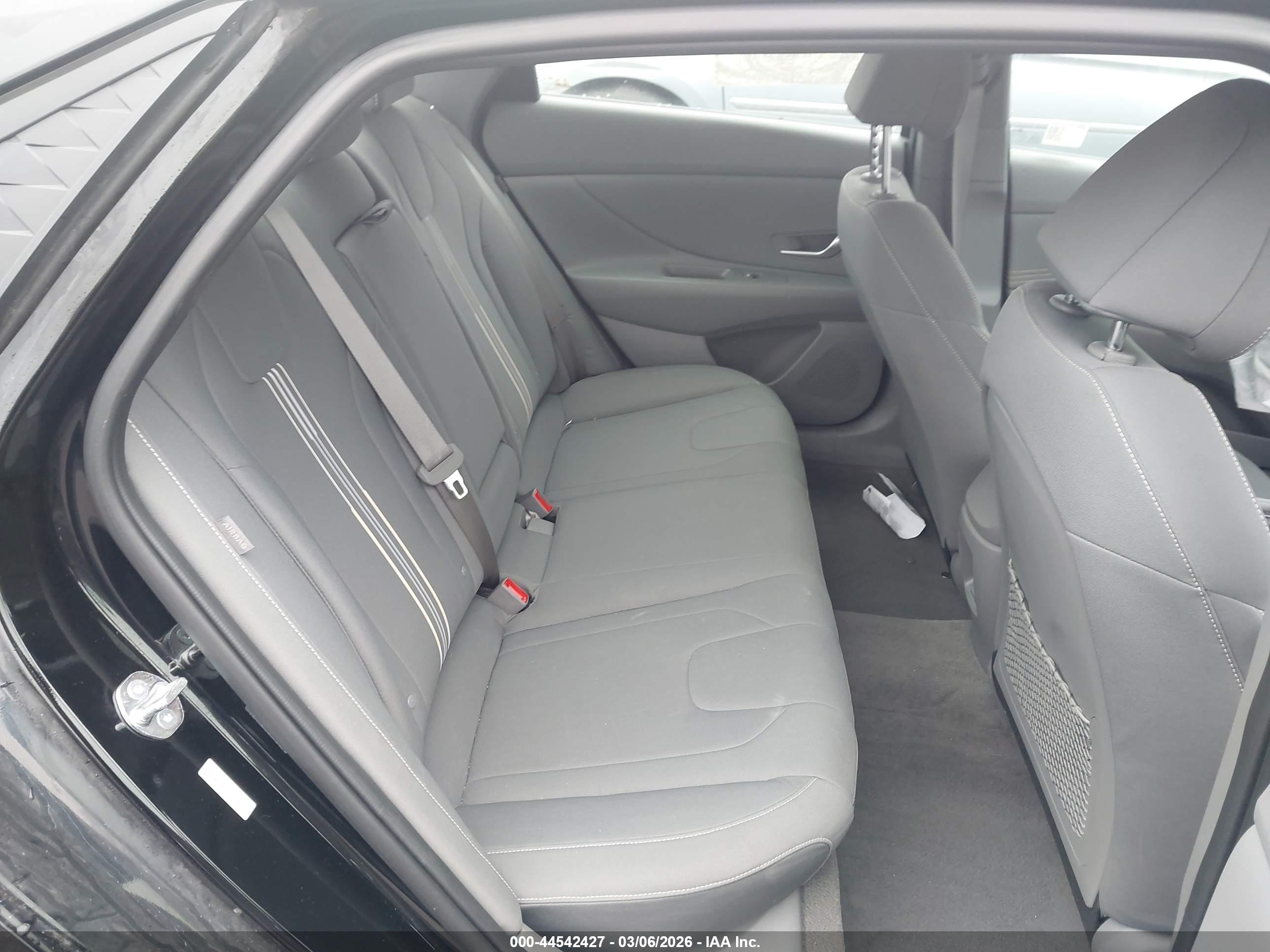 HYUNDAI ELANTRA image 8