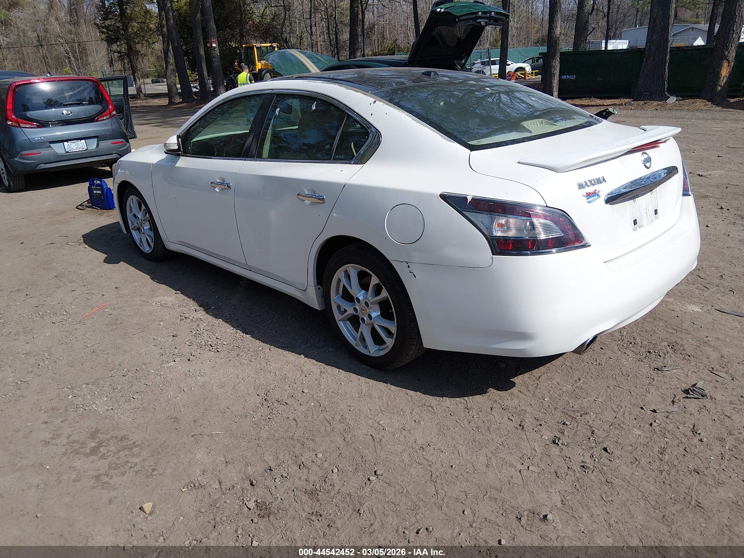 NISSAN MAXIMA image 3
