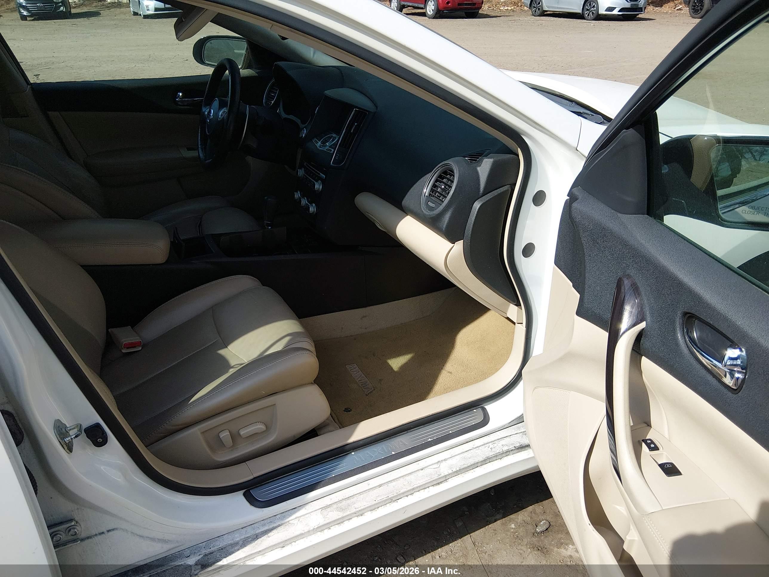 NISSAN MAXIMA image 5