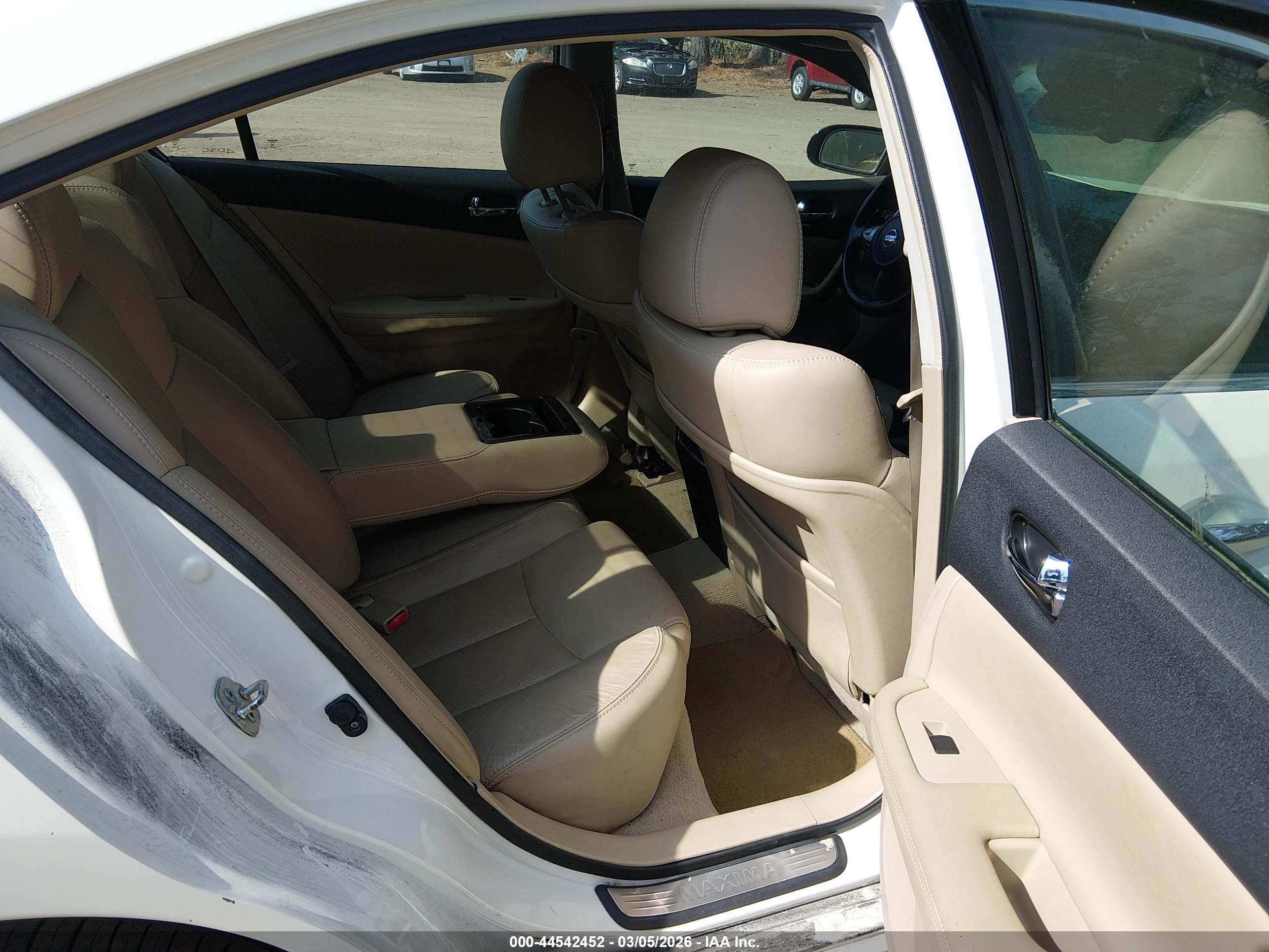 NISSAN MAXIMA image 8