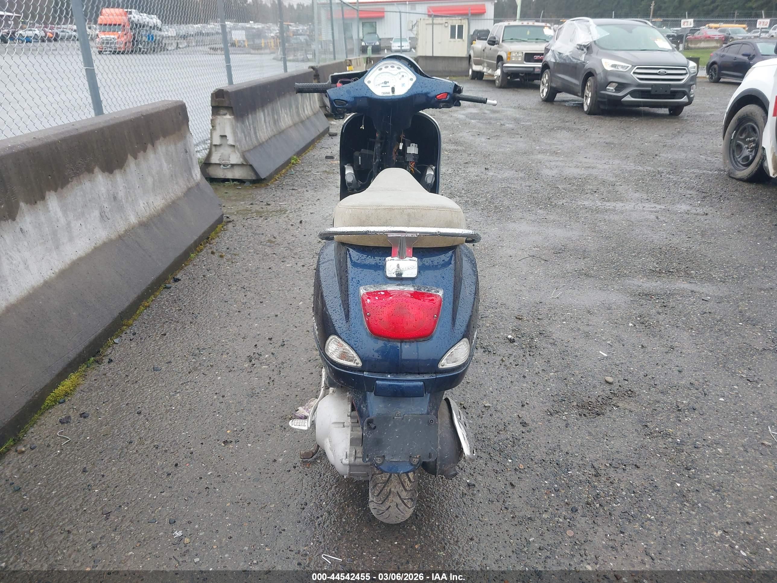 VESPA LX image 6