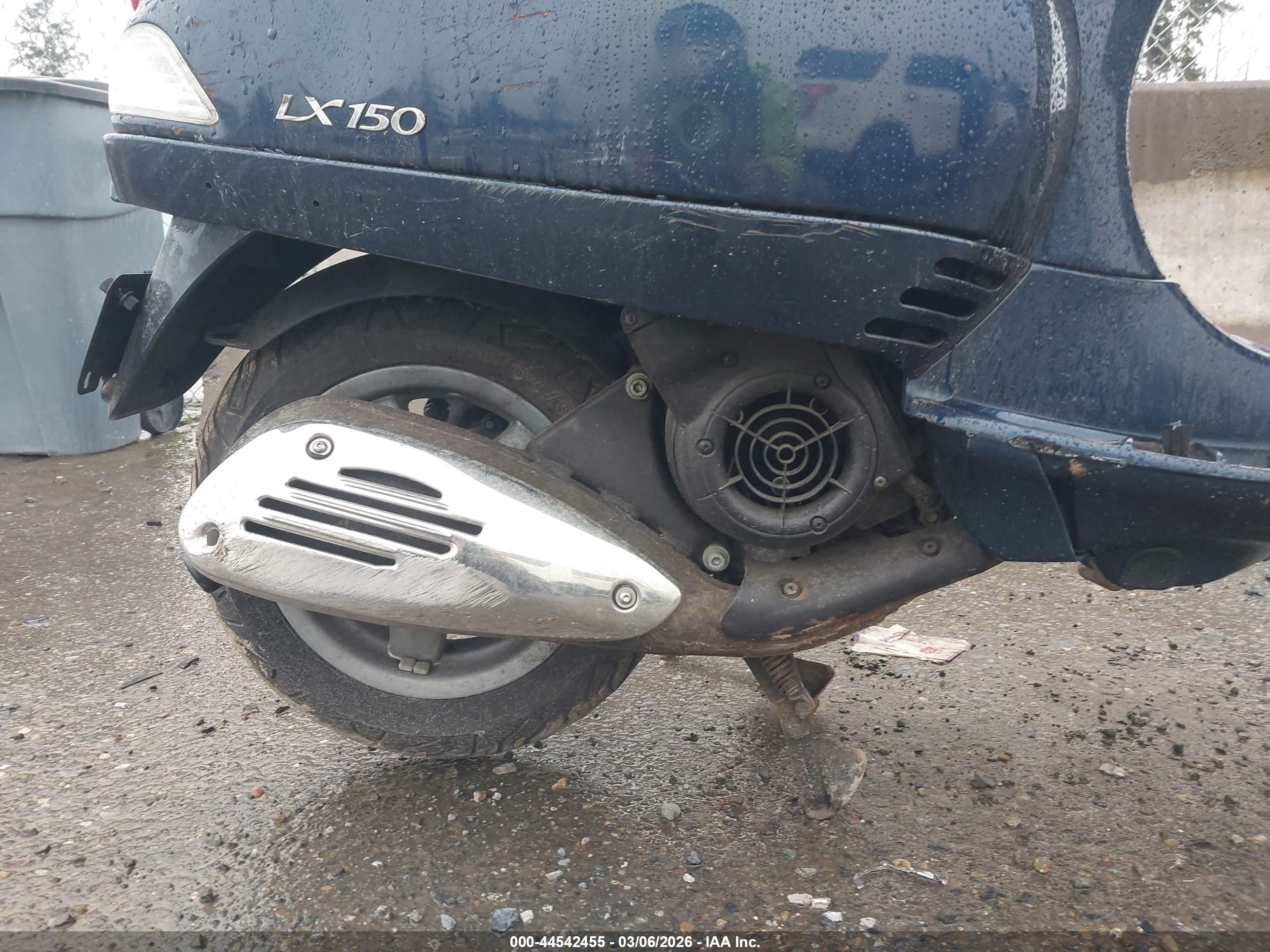 VESPA LX image 8