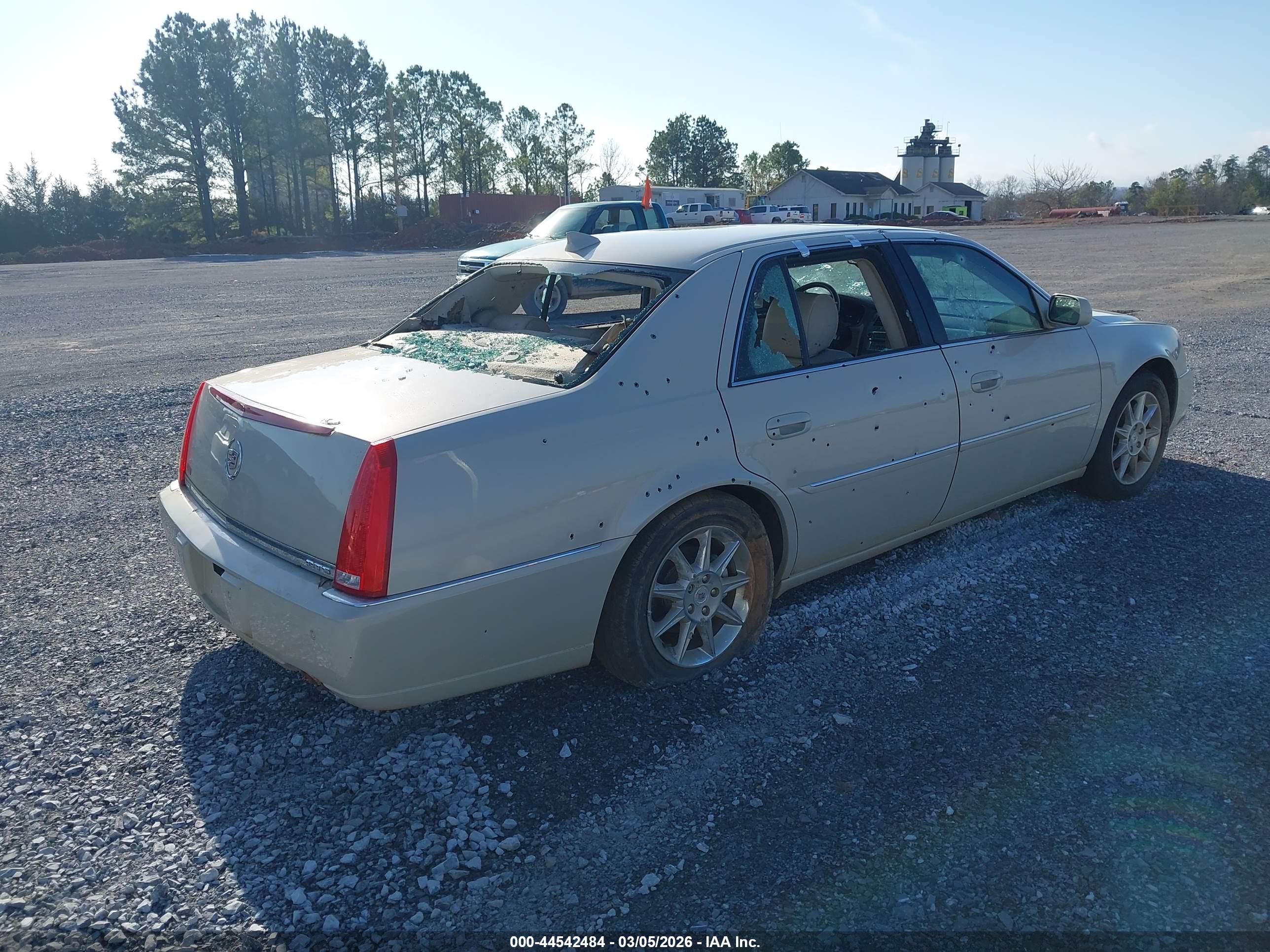 CADILLAC DTS image 4
