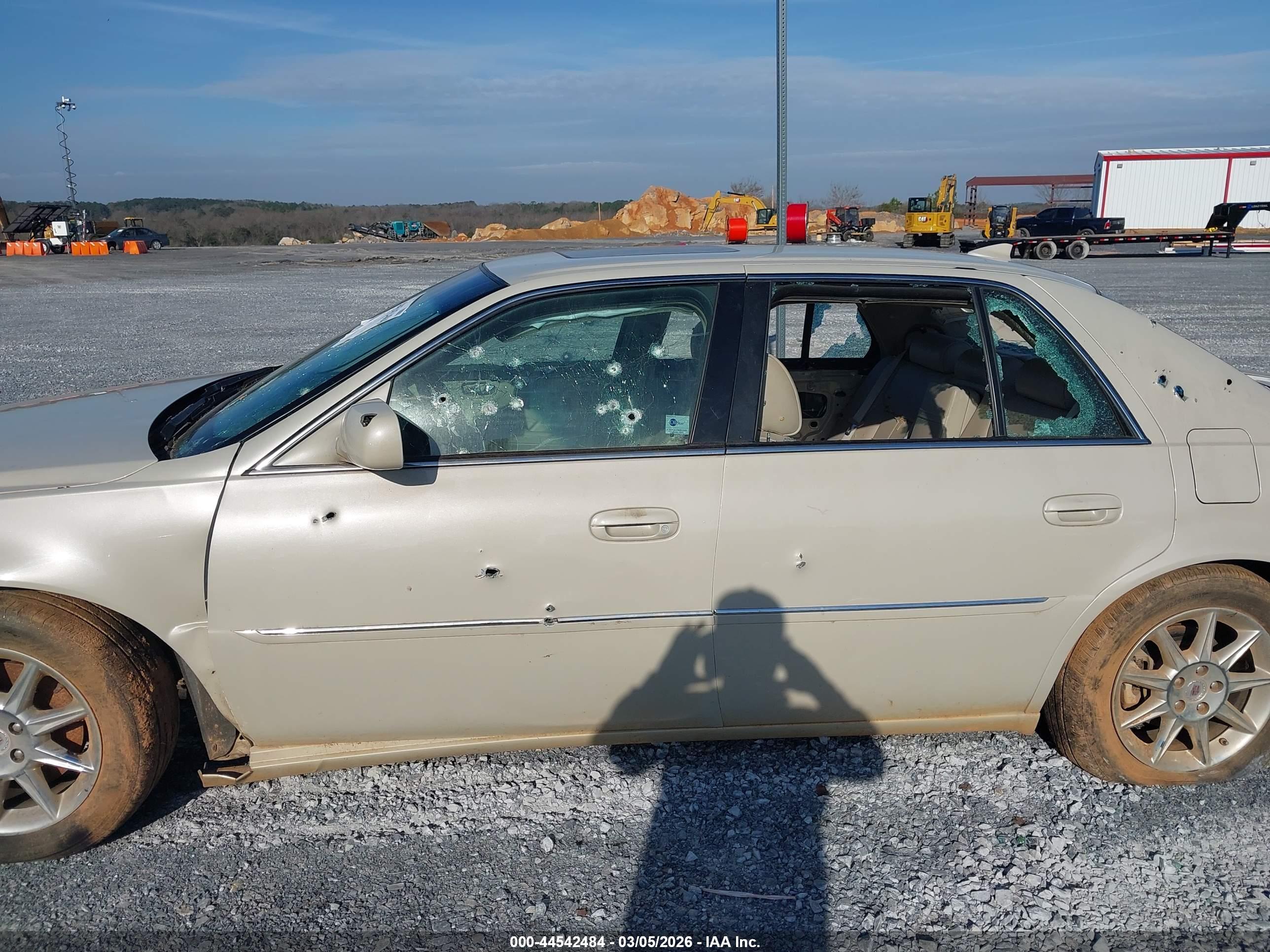 CADILLAC DTS image 6