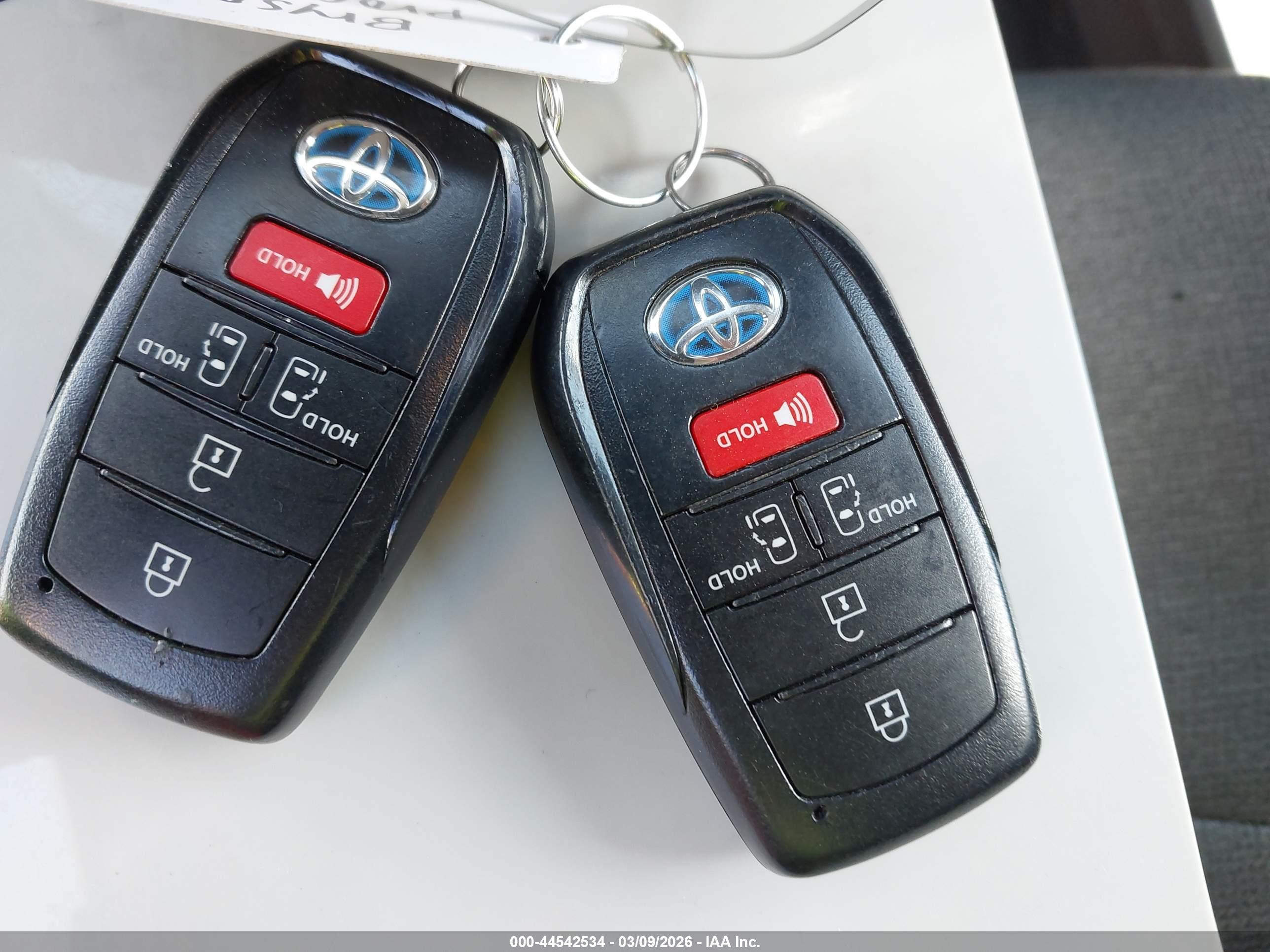 TOYOTA SIENNA image 11