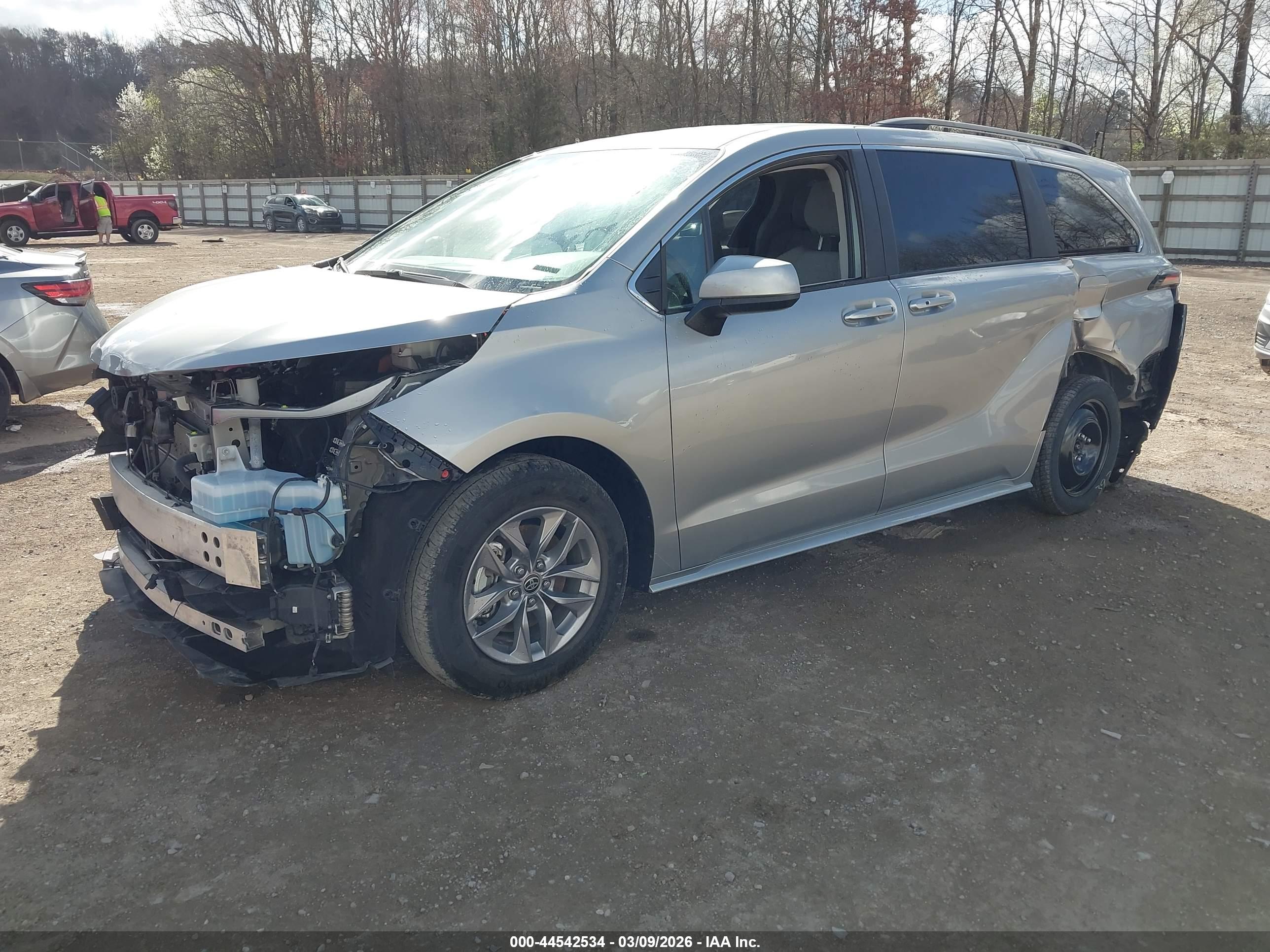 TOYOTA SIENNA image 2