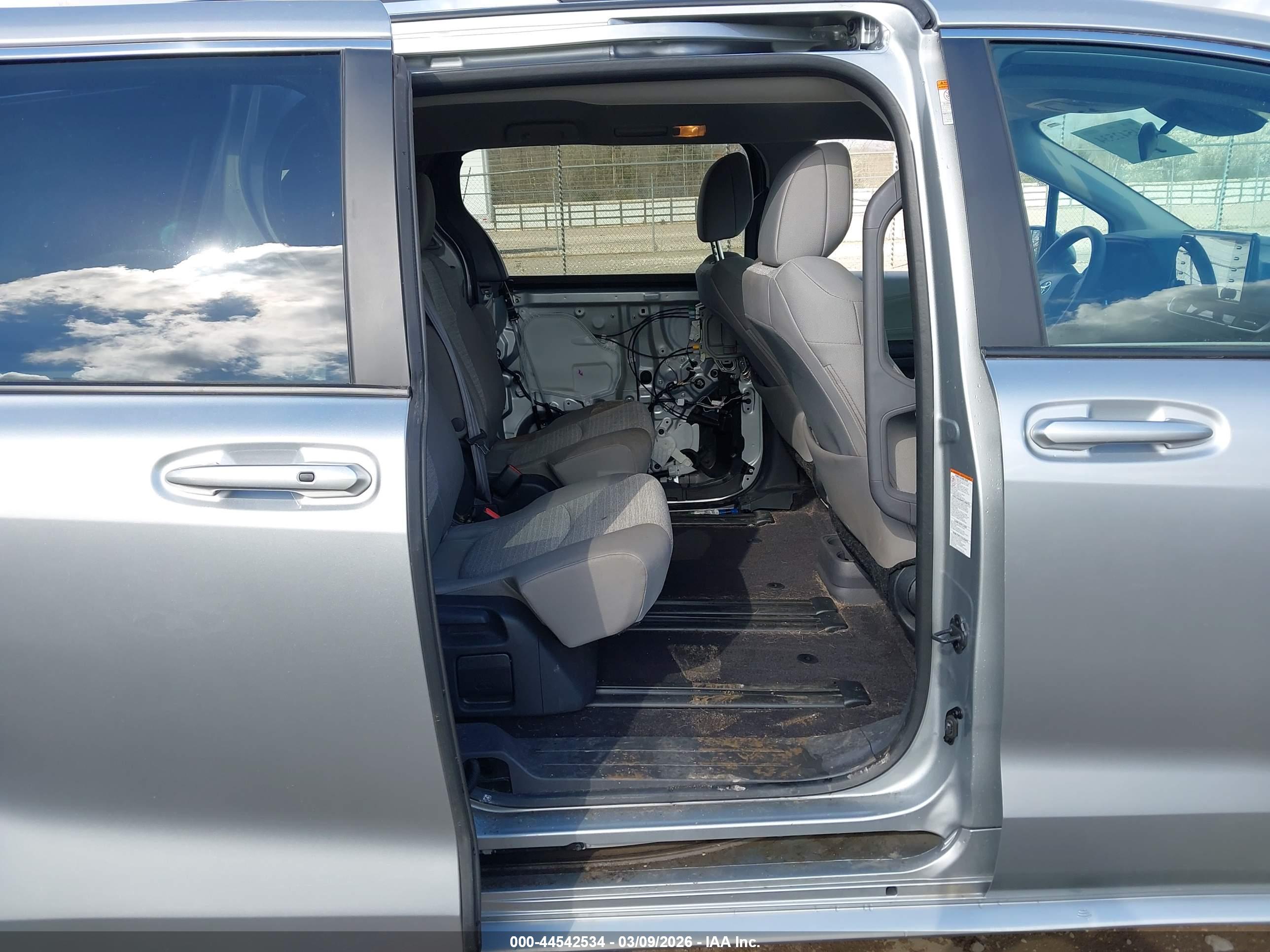 TOYOTA SIENNA image 8