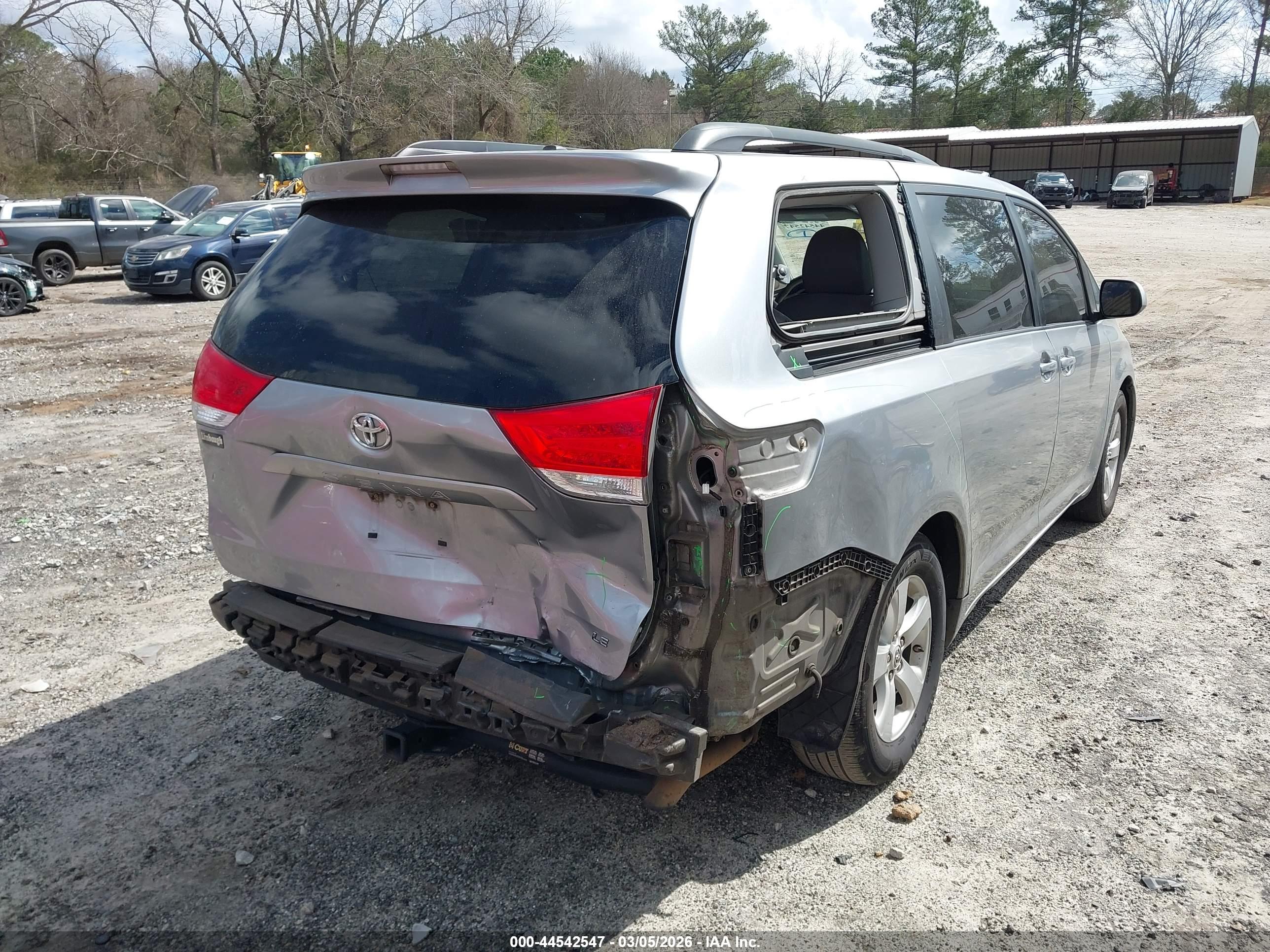 TOYOTA SIENNA image 6