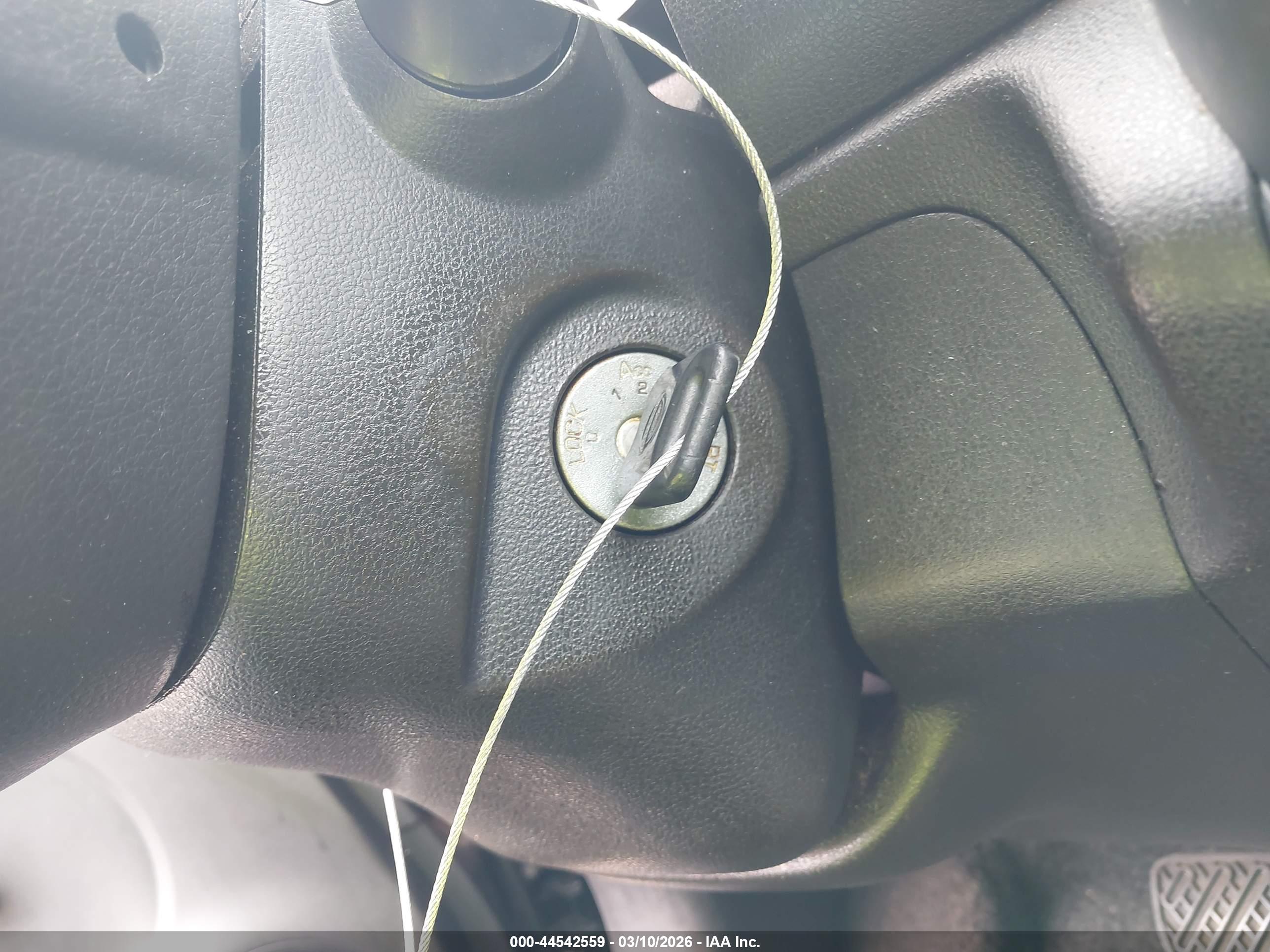 NISSAN VERSA image 11