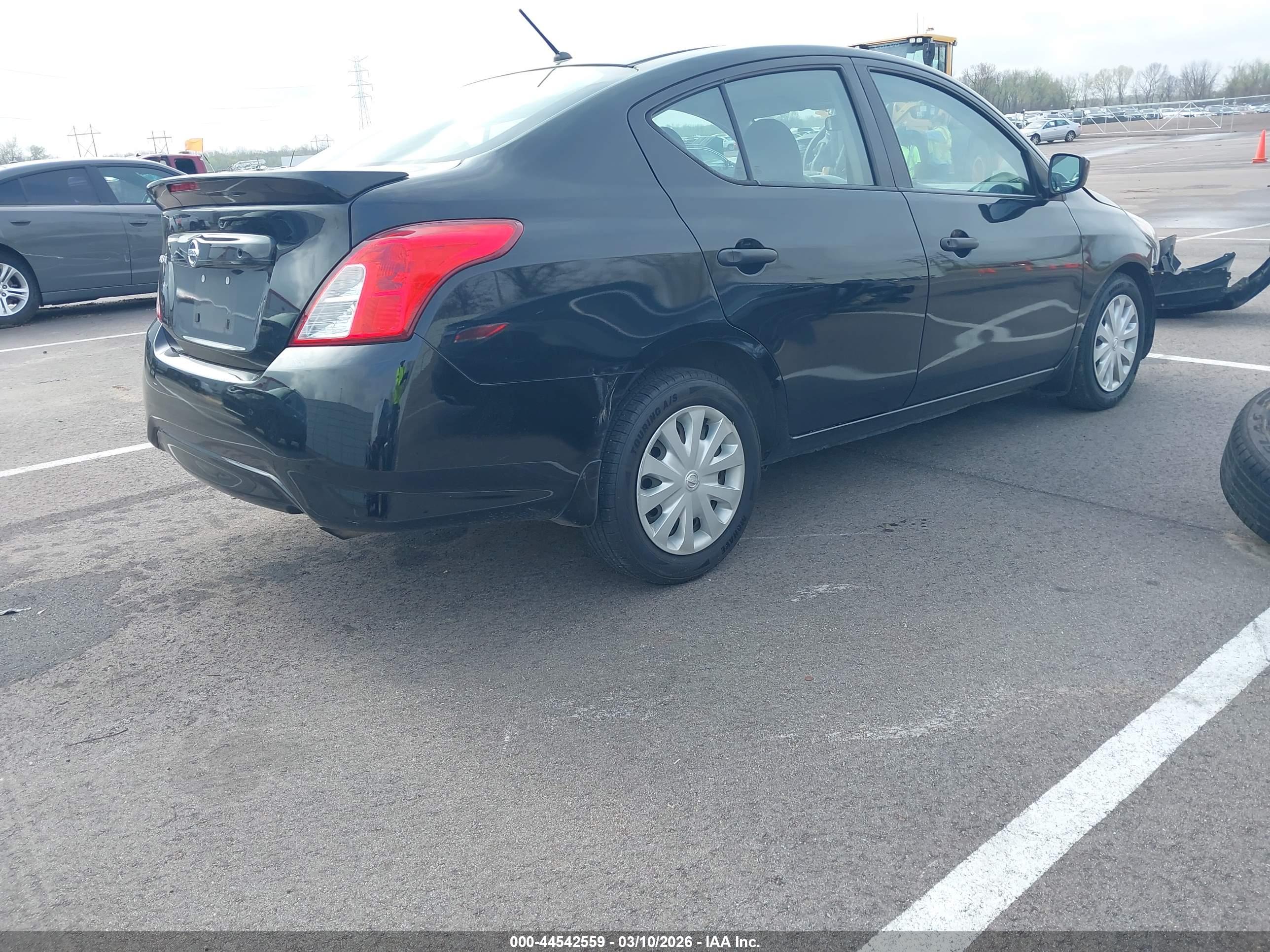 NISSAN VERSA image 4