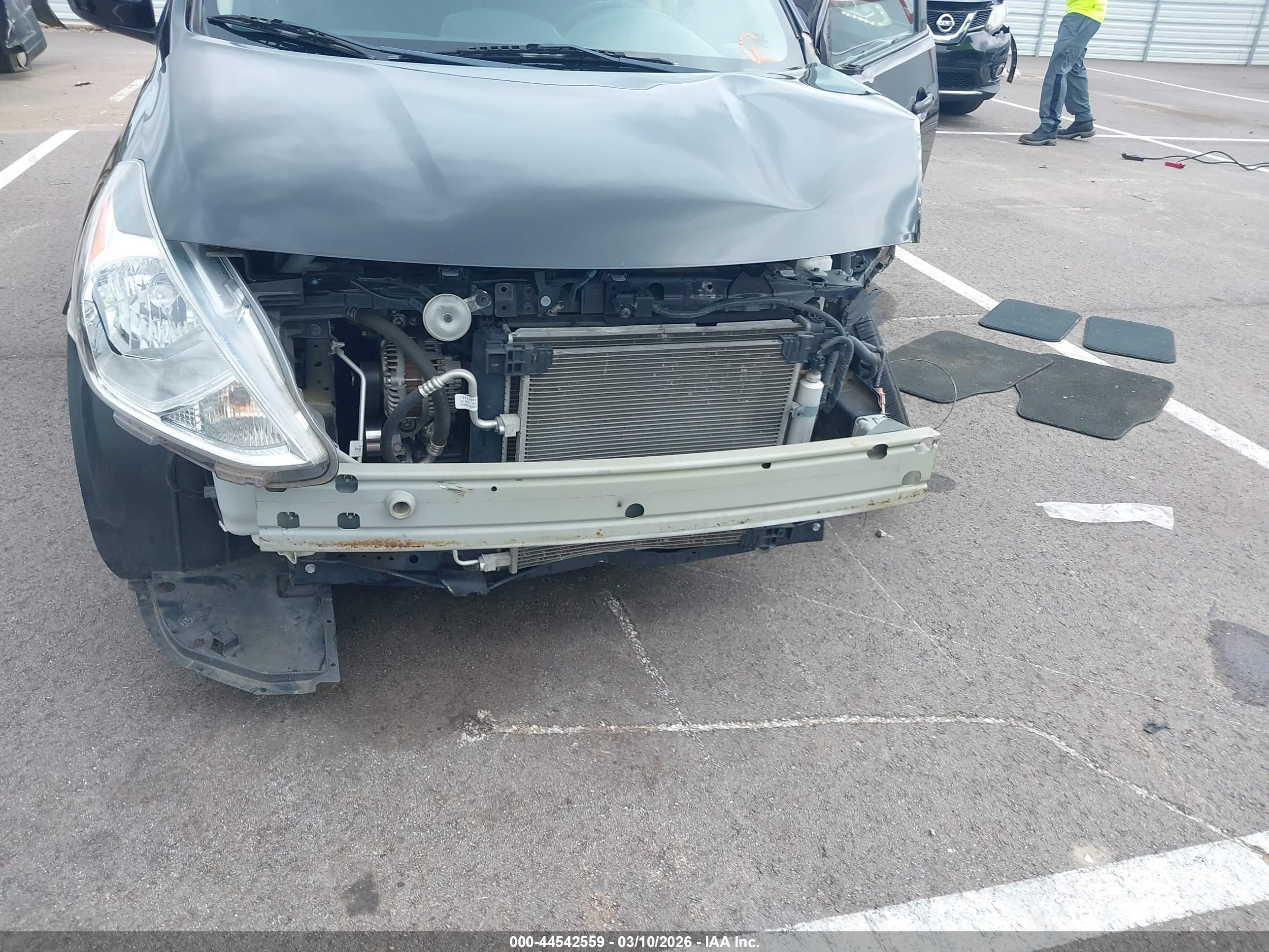 NISSAN VERSA image 6