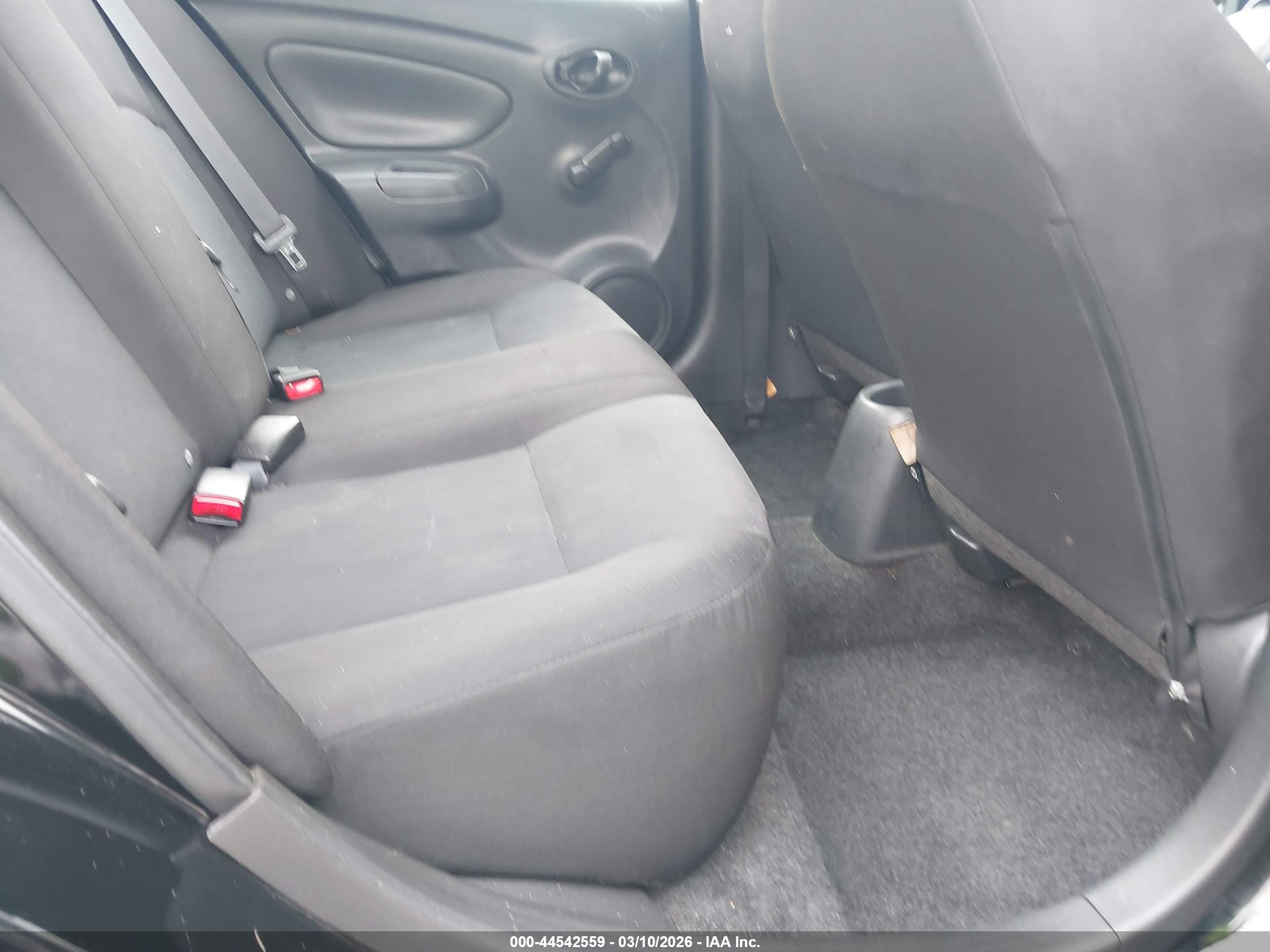 NISSAN VERSA image 8