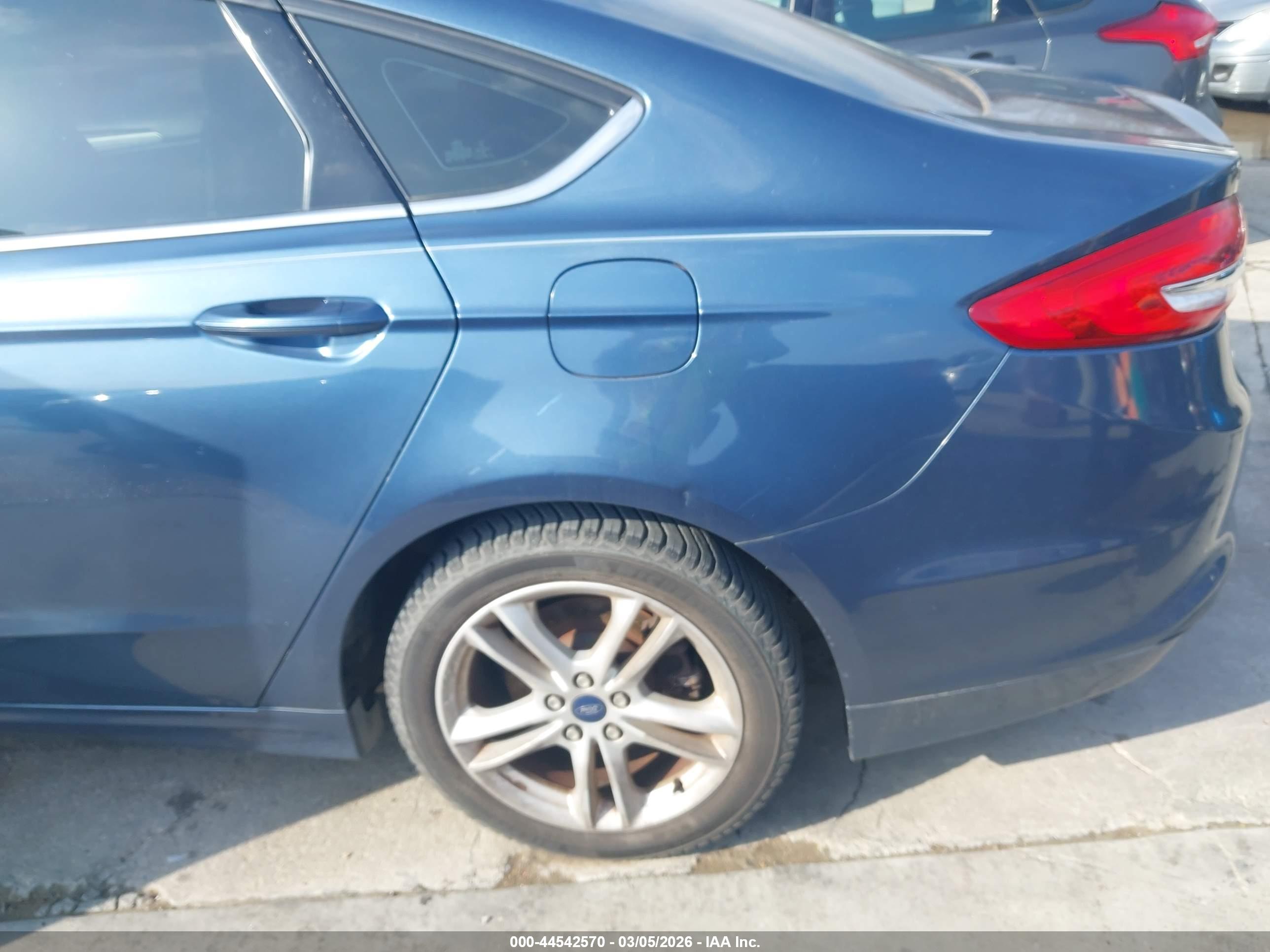 FORD FUSION image 6