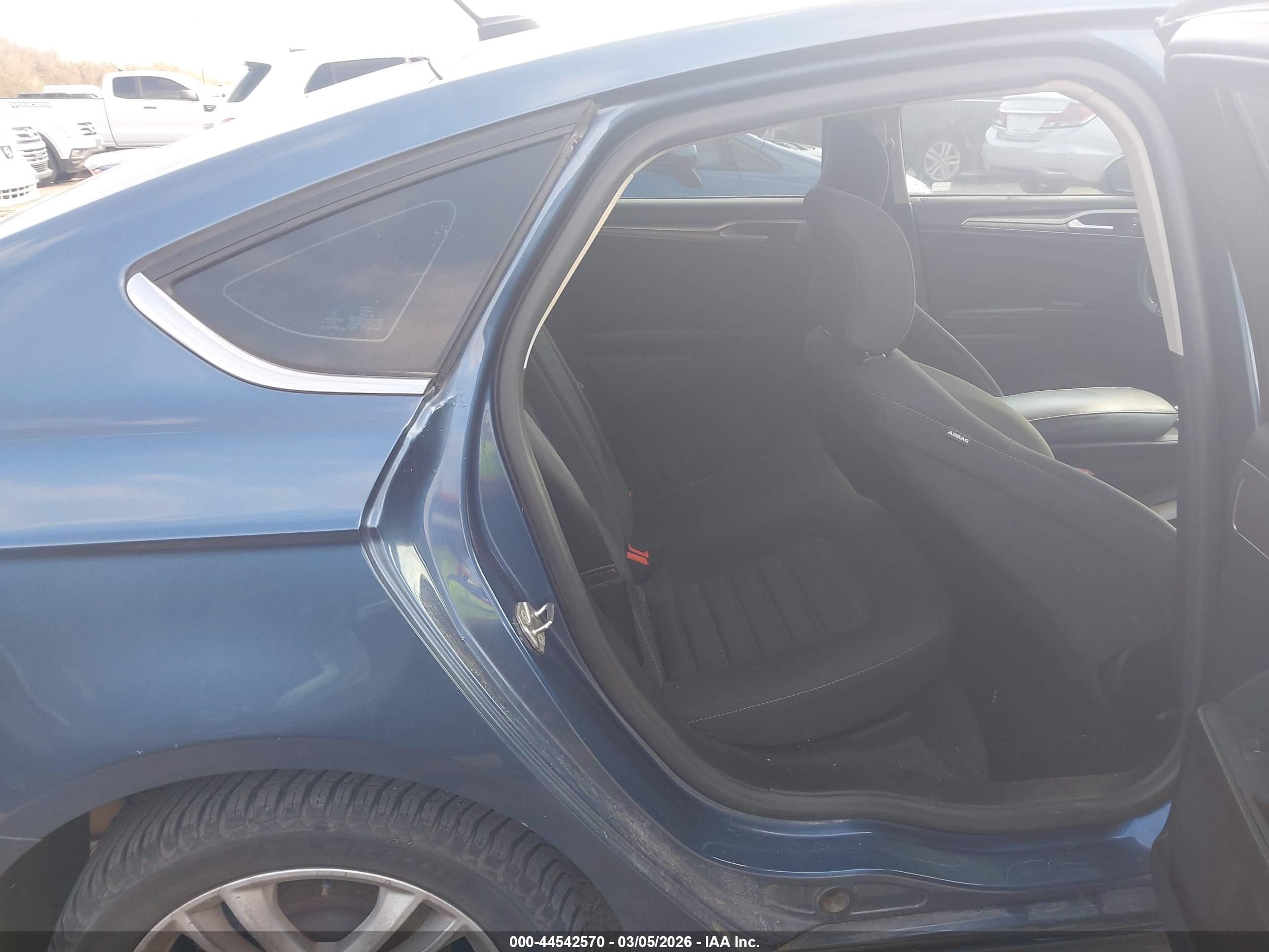 FORD FUSION image 8
