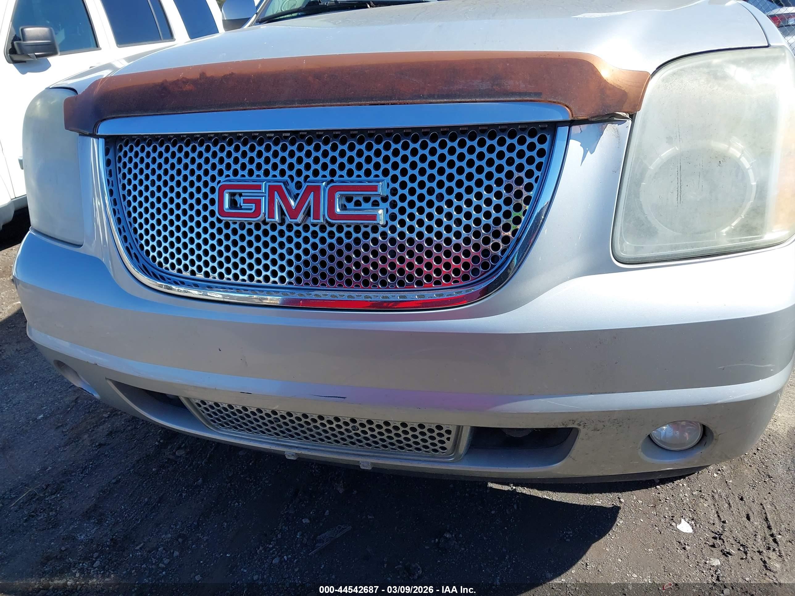 GMC YUKON image 6