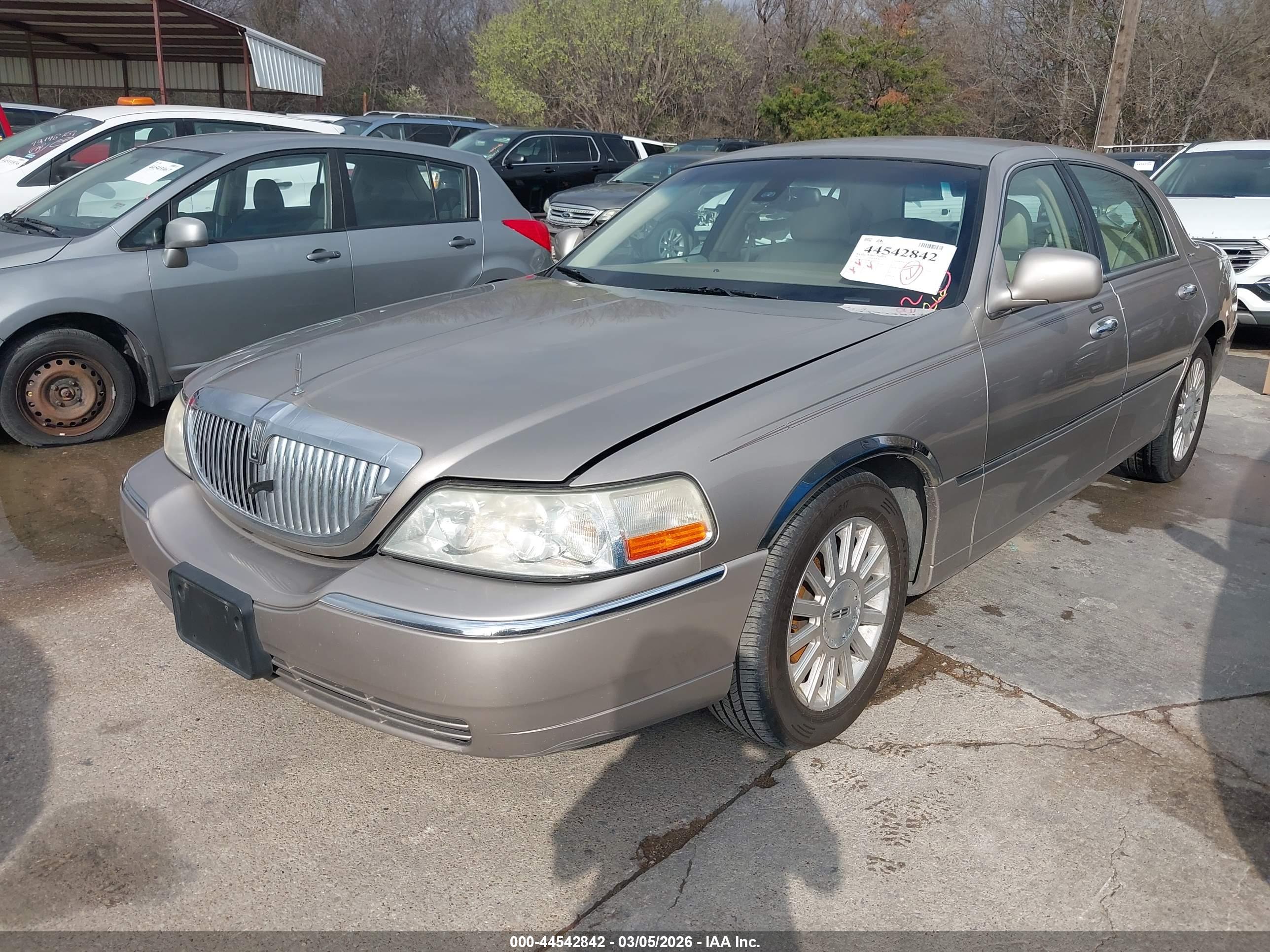 LINCOLN TOWN image 2