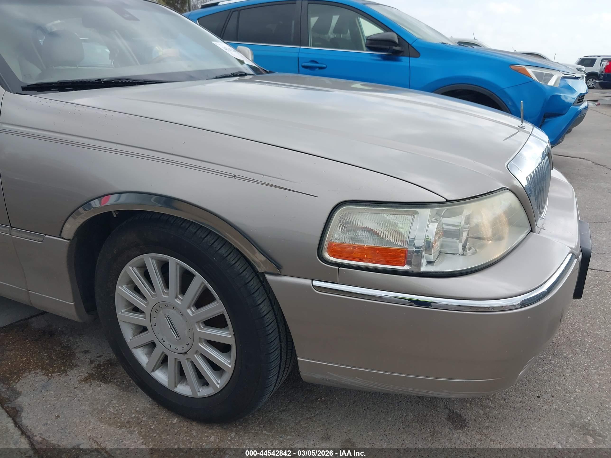 LINCOLN TOWN image 6