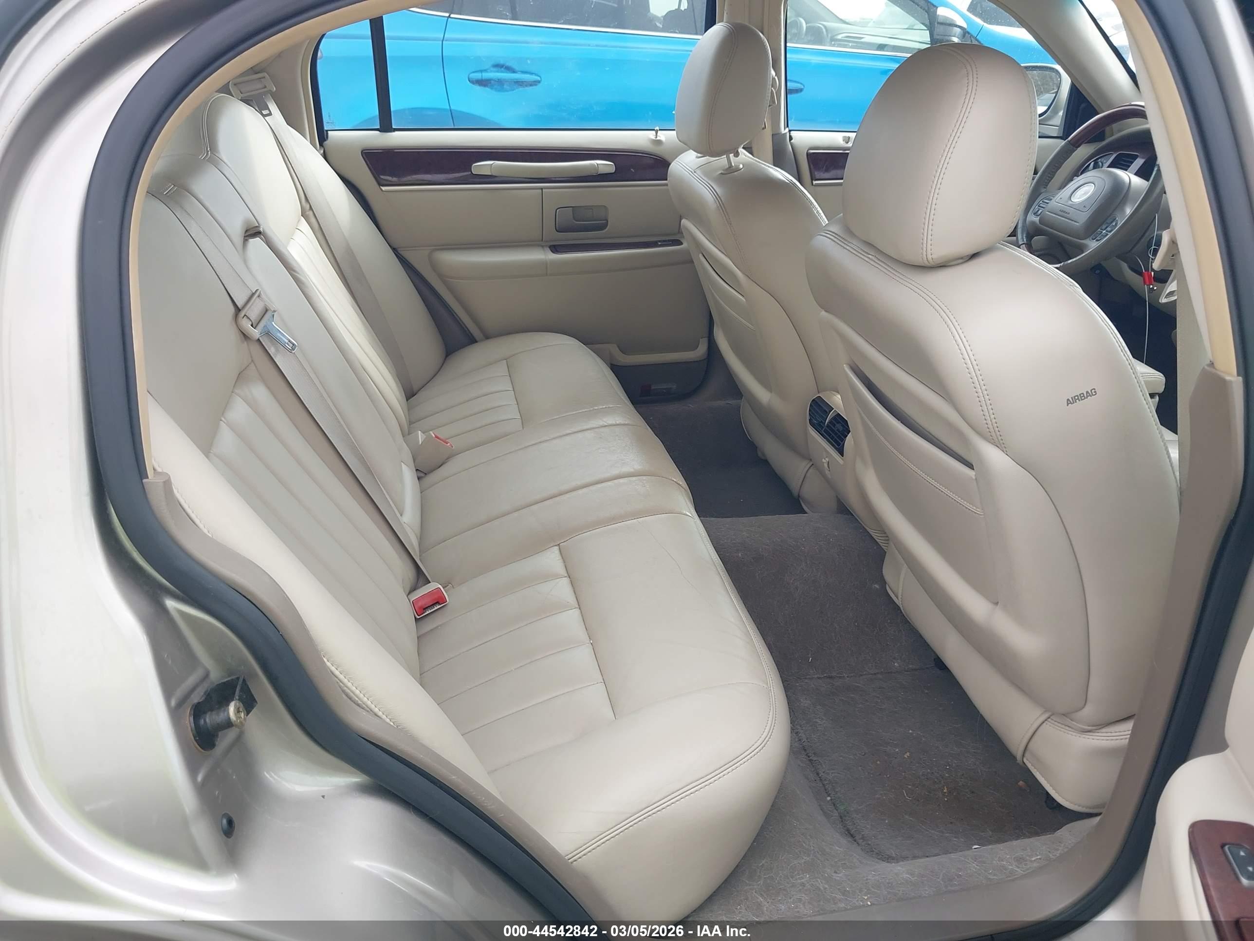 LINCOLN TOWN image 8