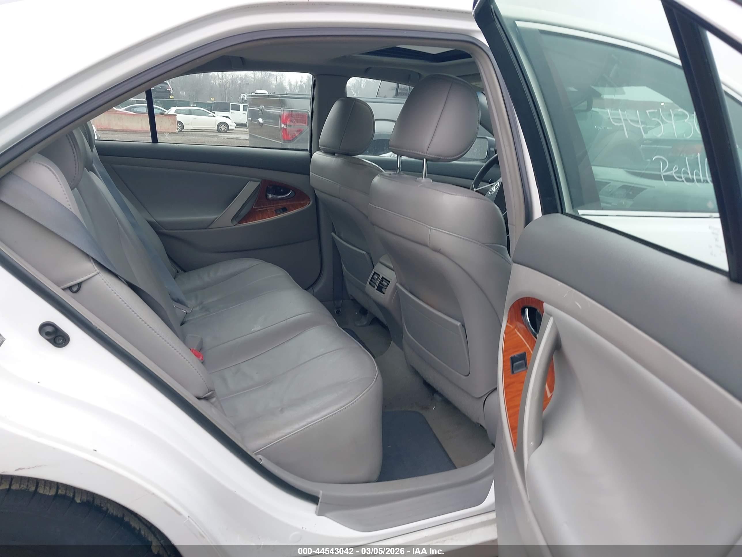 TOYOTA CAMRY image 8
