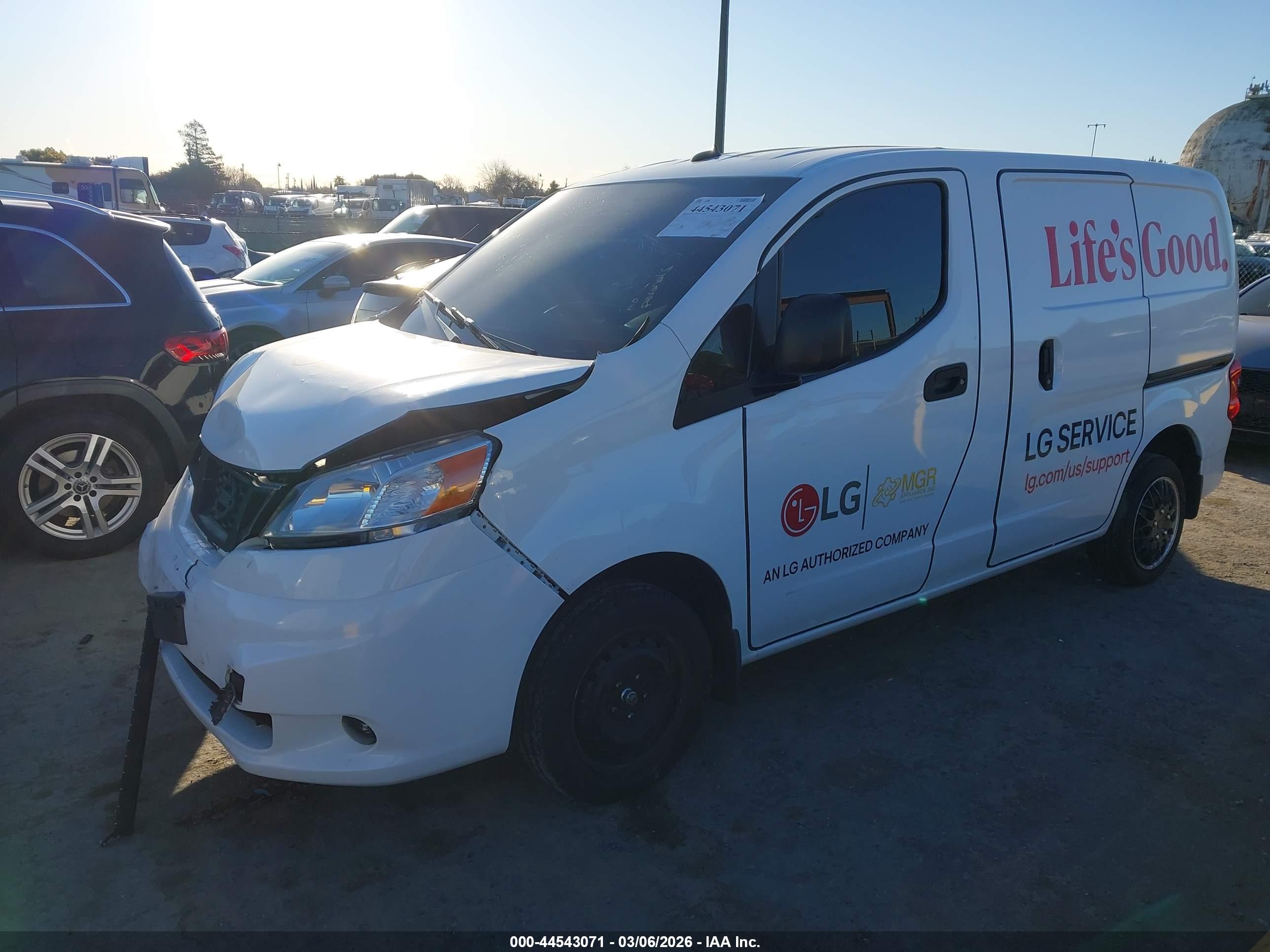 NISSAN NV200 image 2