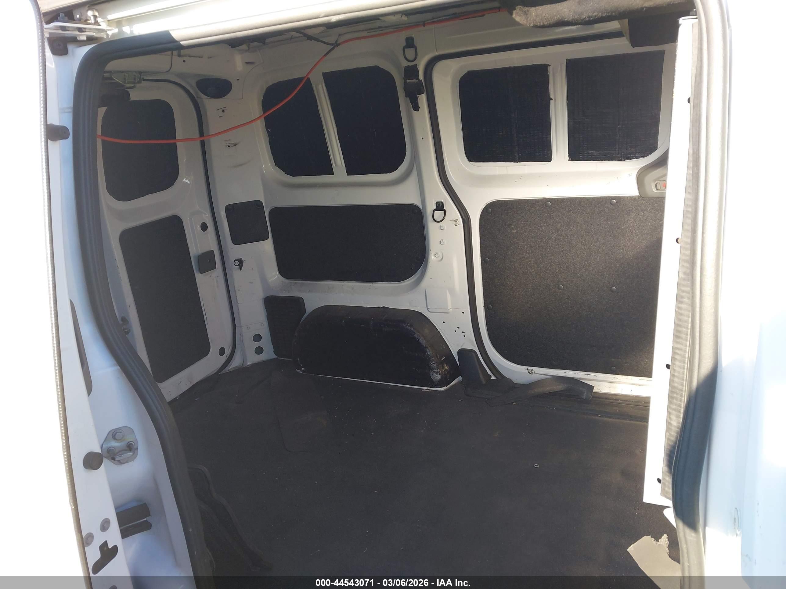 NISSAN NV200 image 8