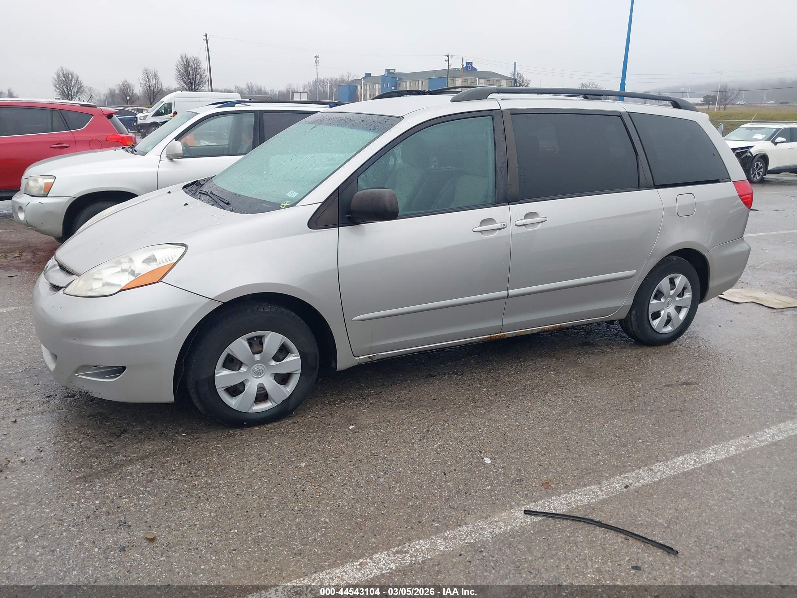TOYOTA SIENNA image 2