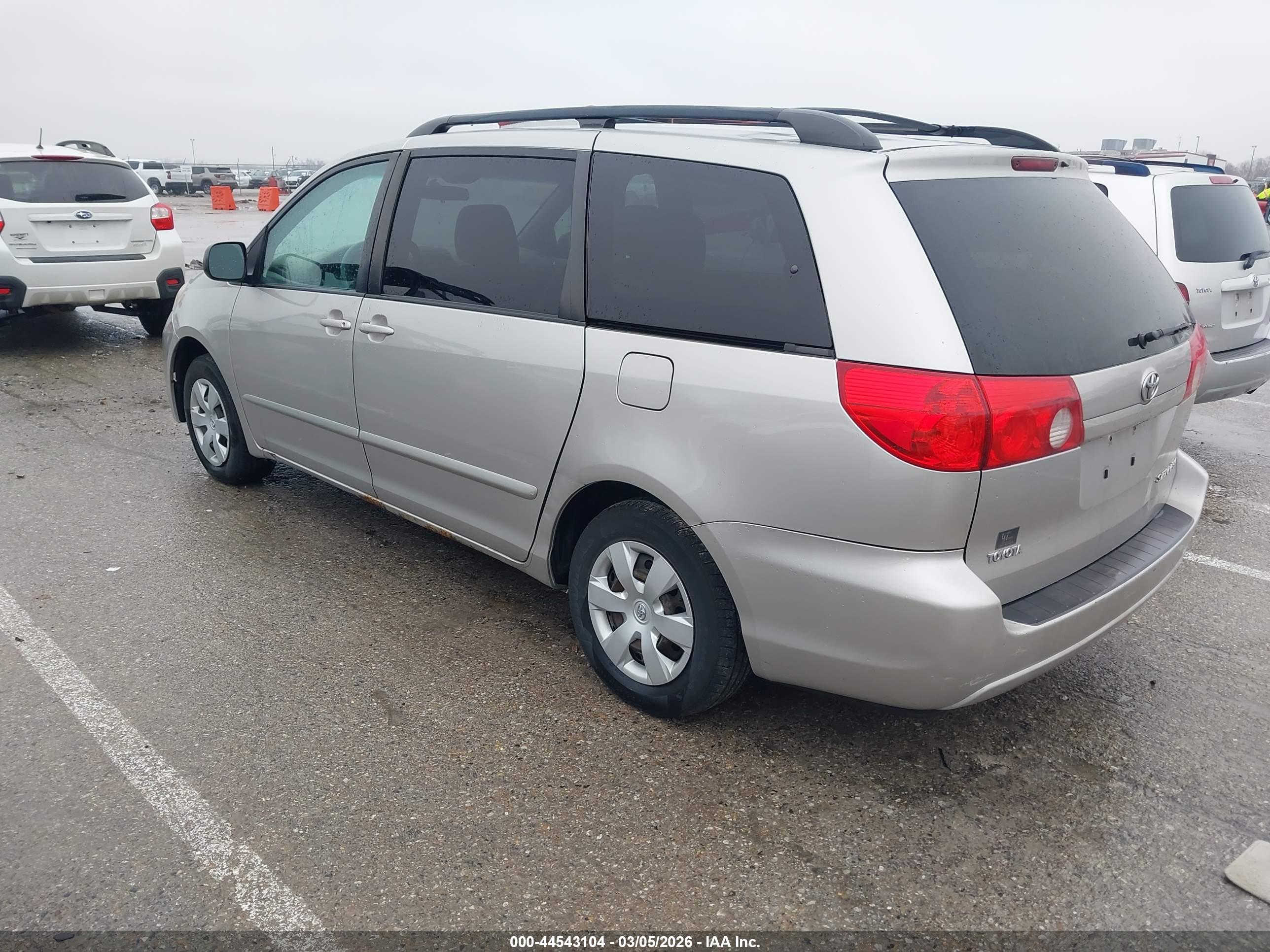 TOYOTA SIENNA image 3
