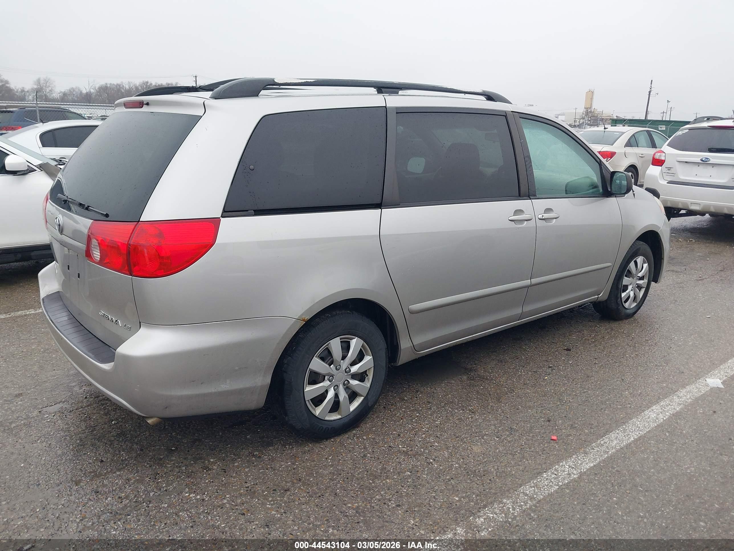 TOYOTA SIENNA image 4