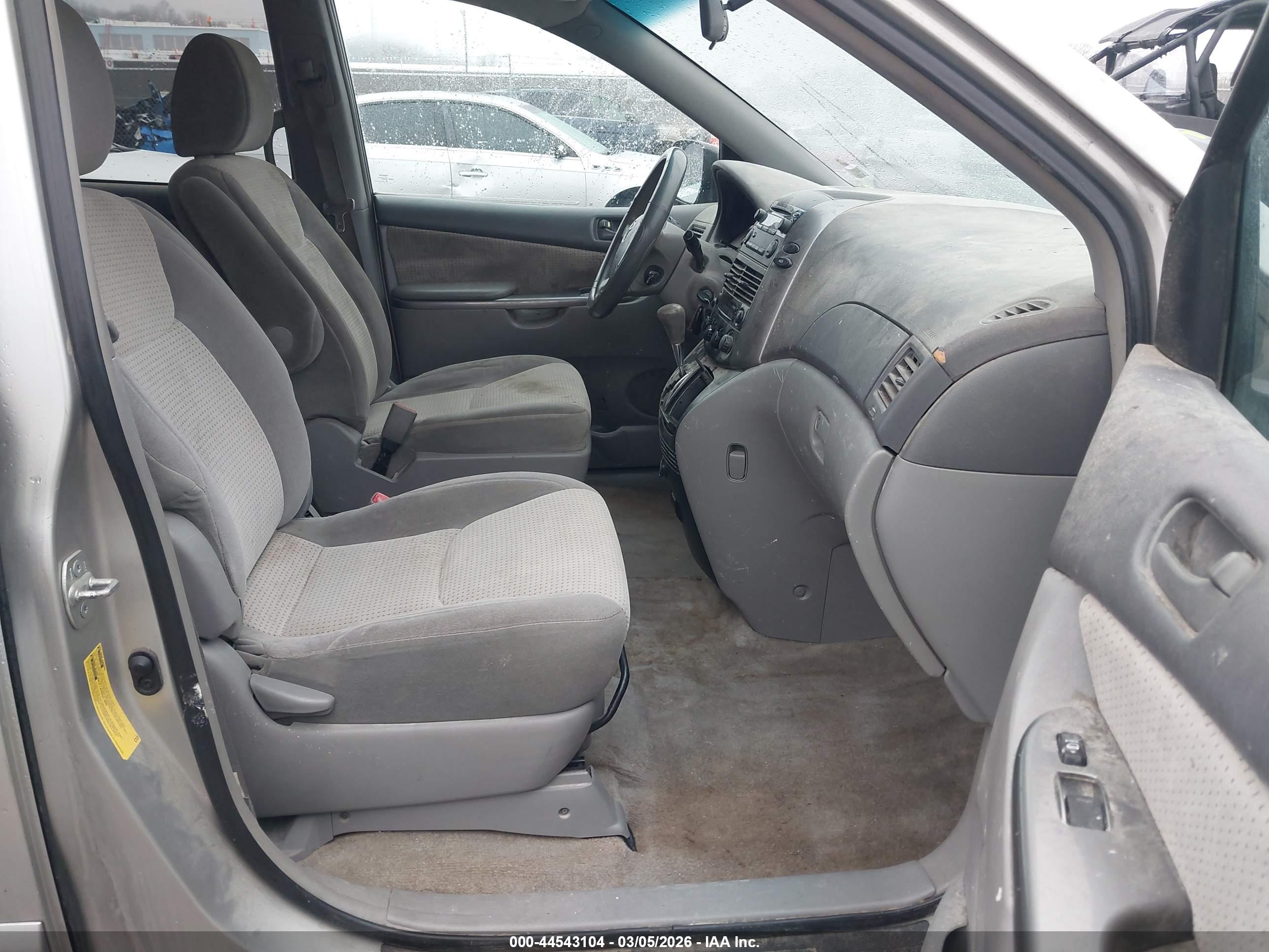 TOYOTA SIENNA image 5