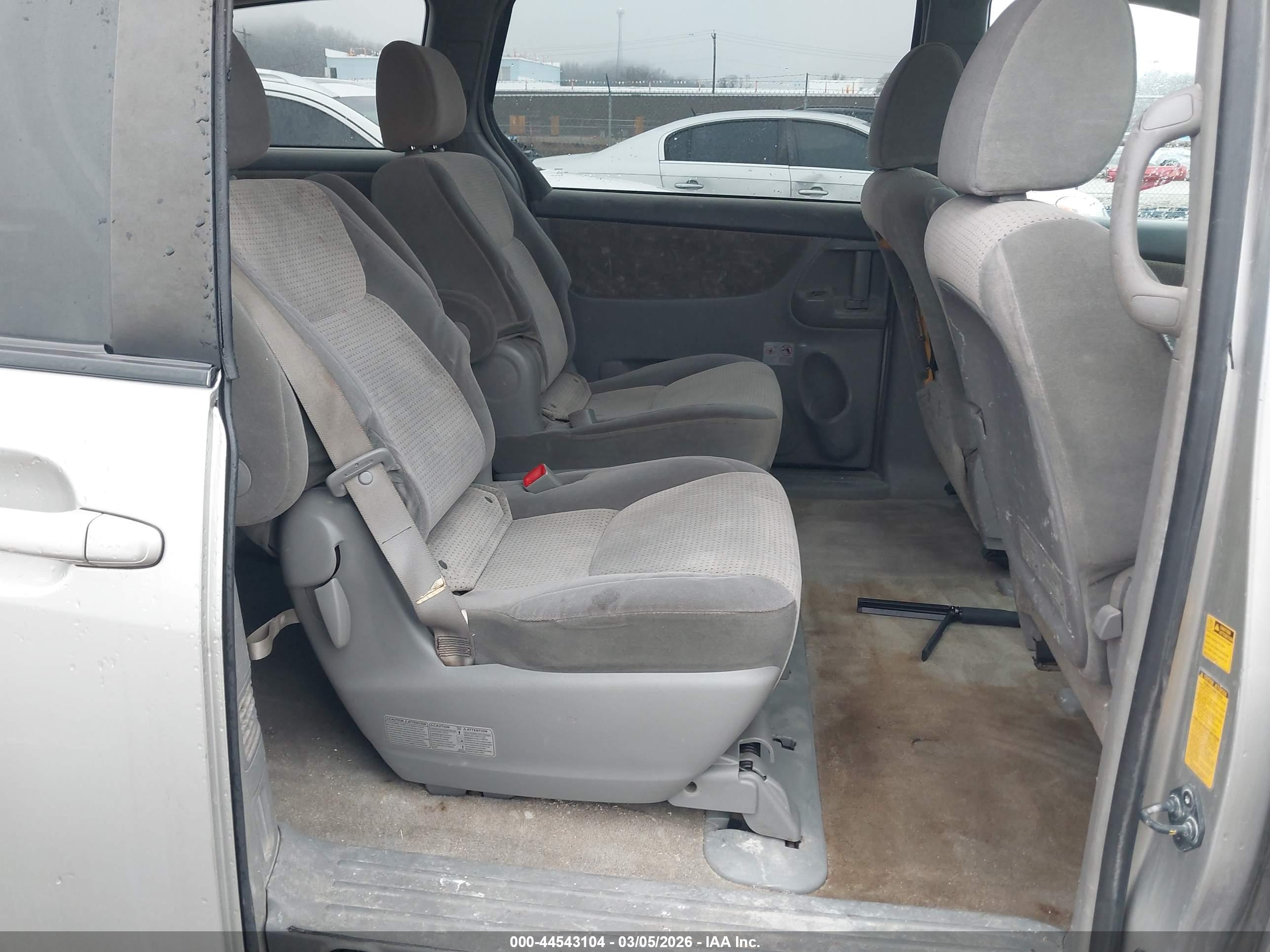 TOYOTA SIENNA image 8