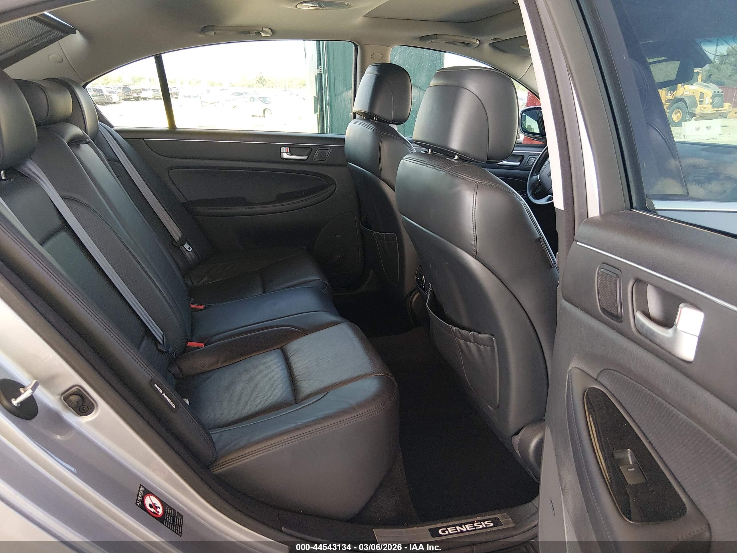 HYUNDAI GENESIS image 8