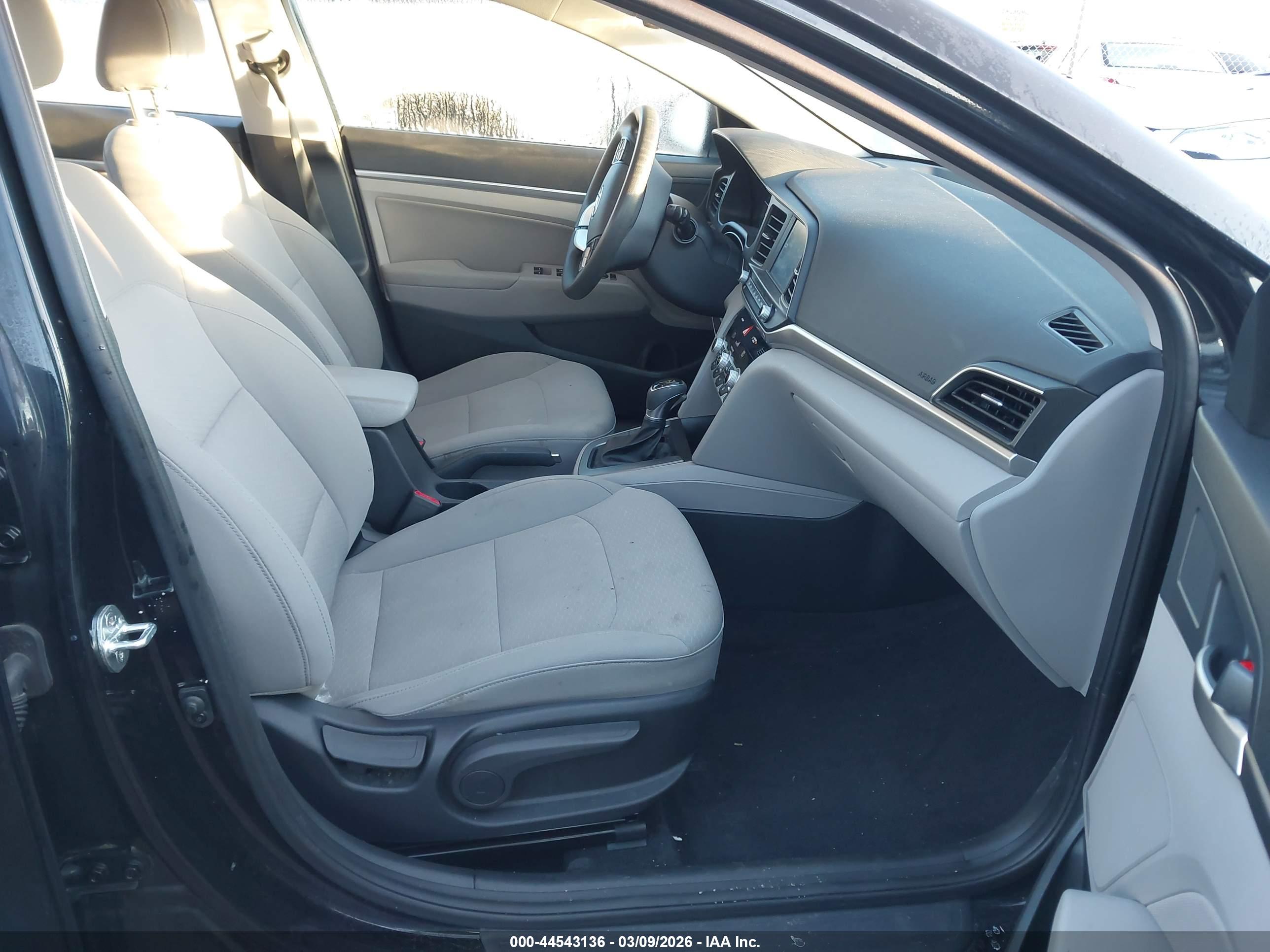 HYUNDAI ELANTRA image 5