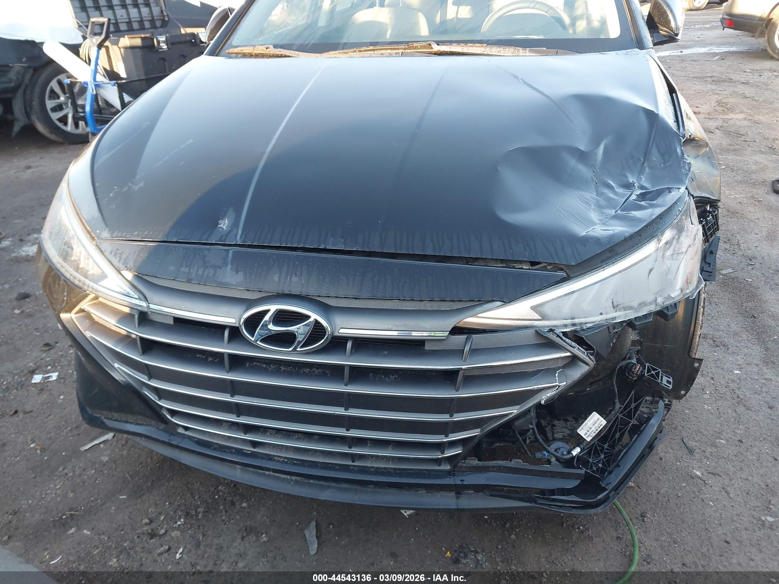 HYUNDAI ELANTRA image 6