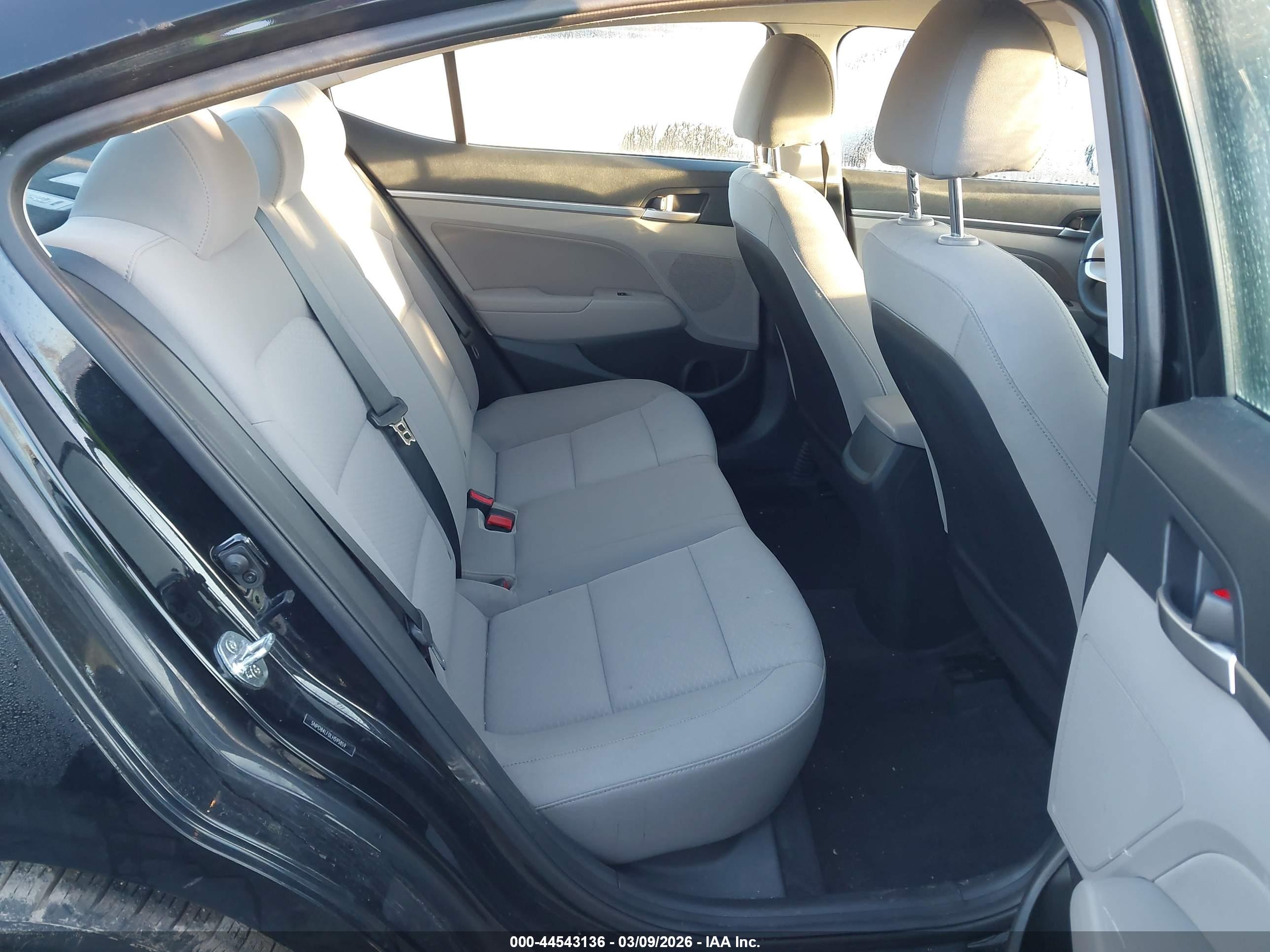 HYUNDAI ELANTRA image 8