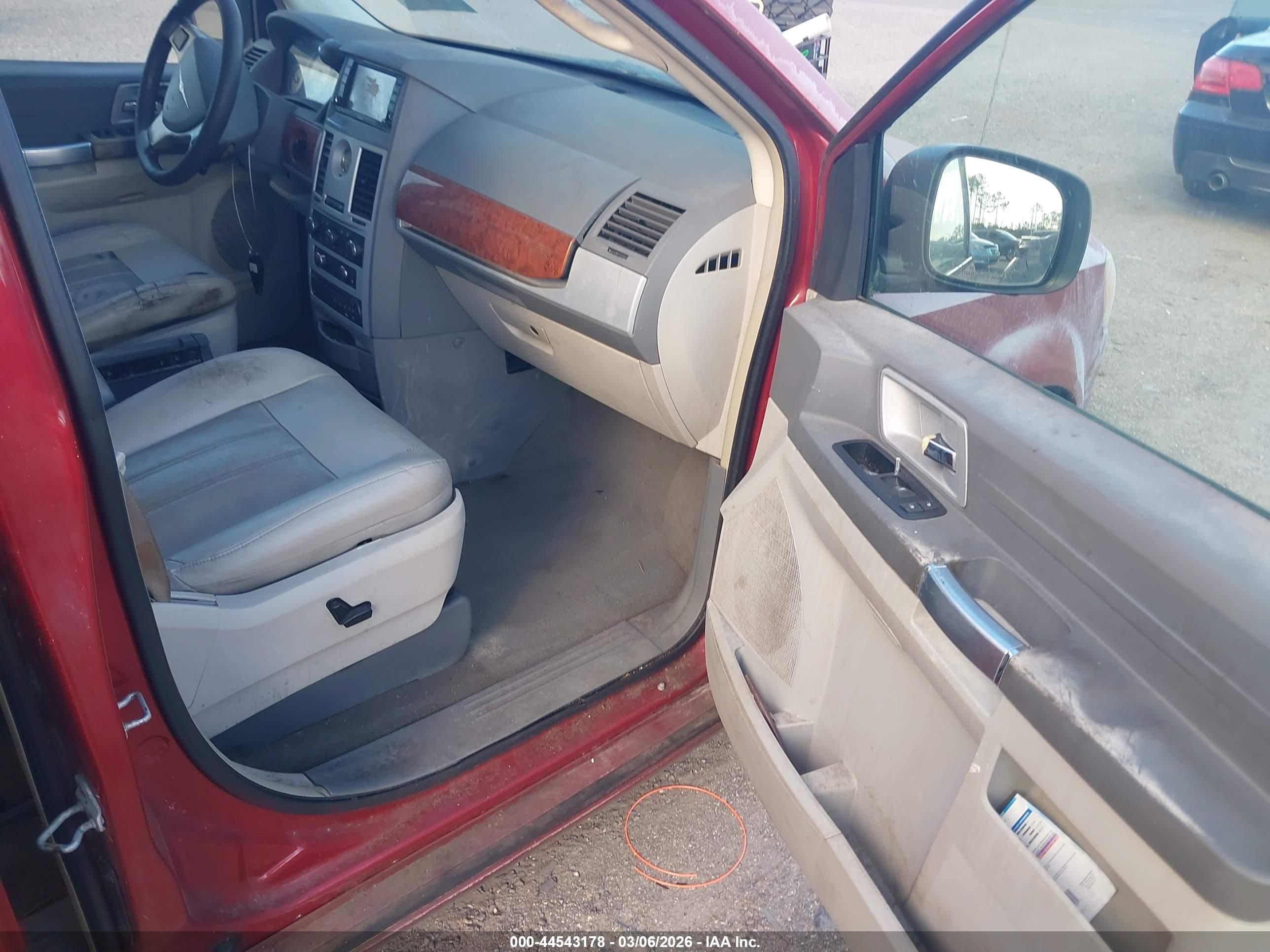 CHRYSLER TOWN image 5