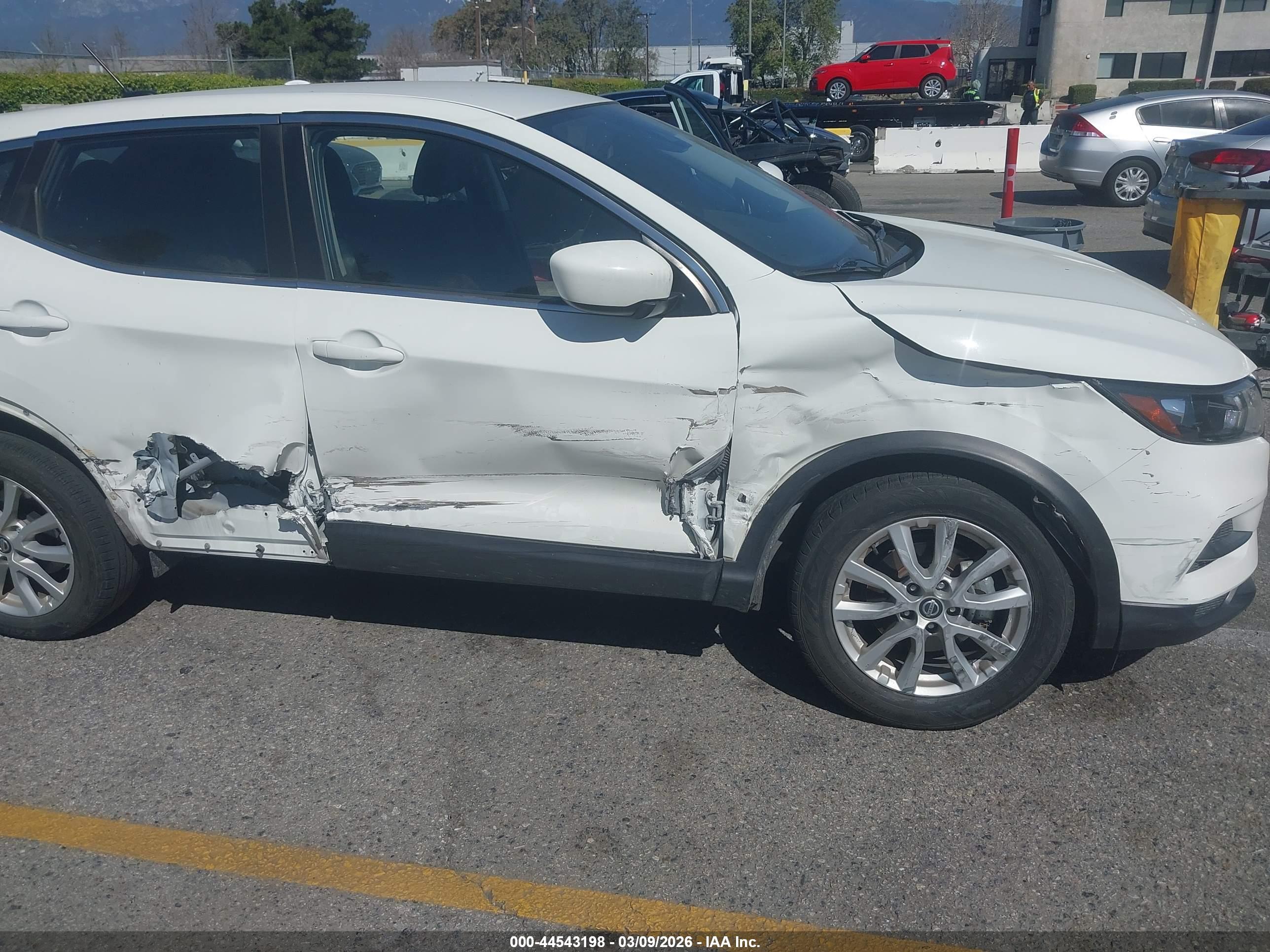 NISSAN ROGUE image 6