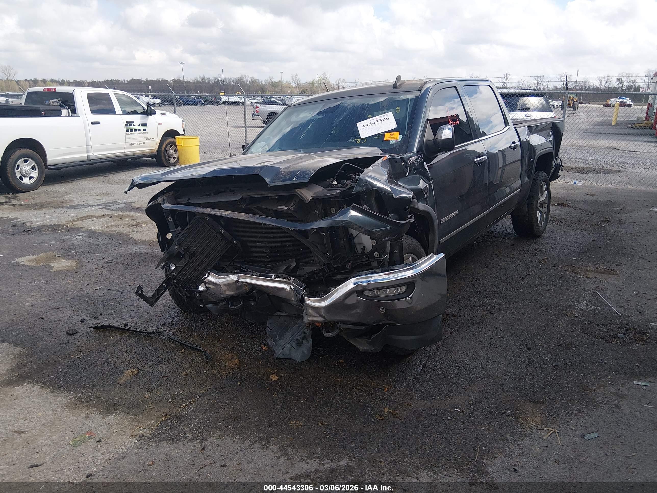 GMC SIERRA image 2