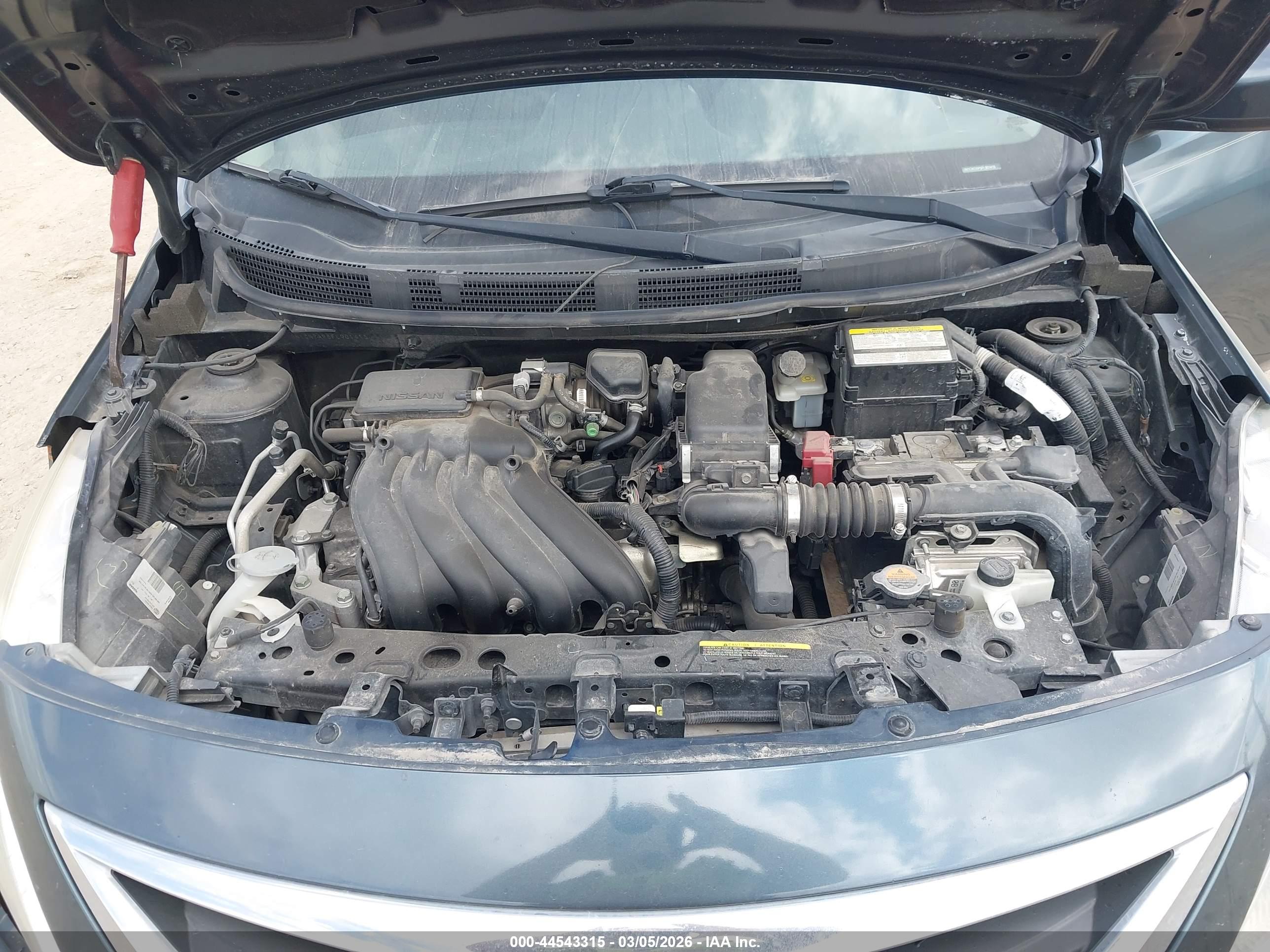 NISSAN VERSA image 10