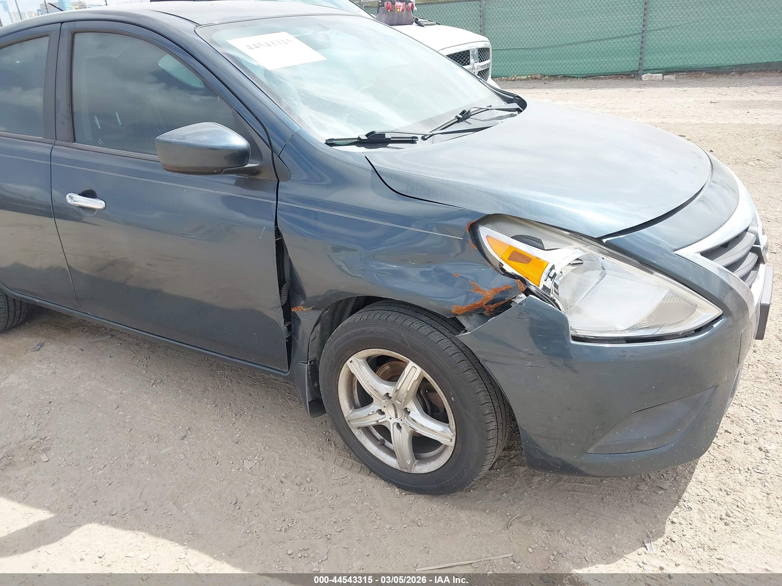 NISSAN VERSA image 6